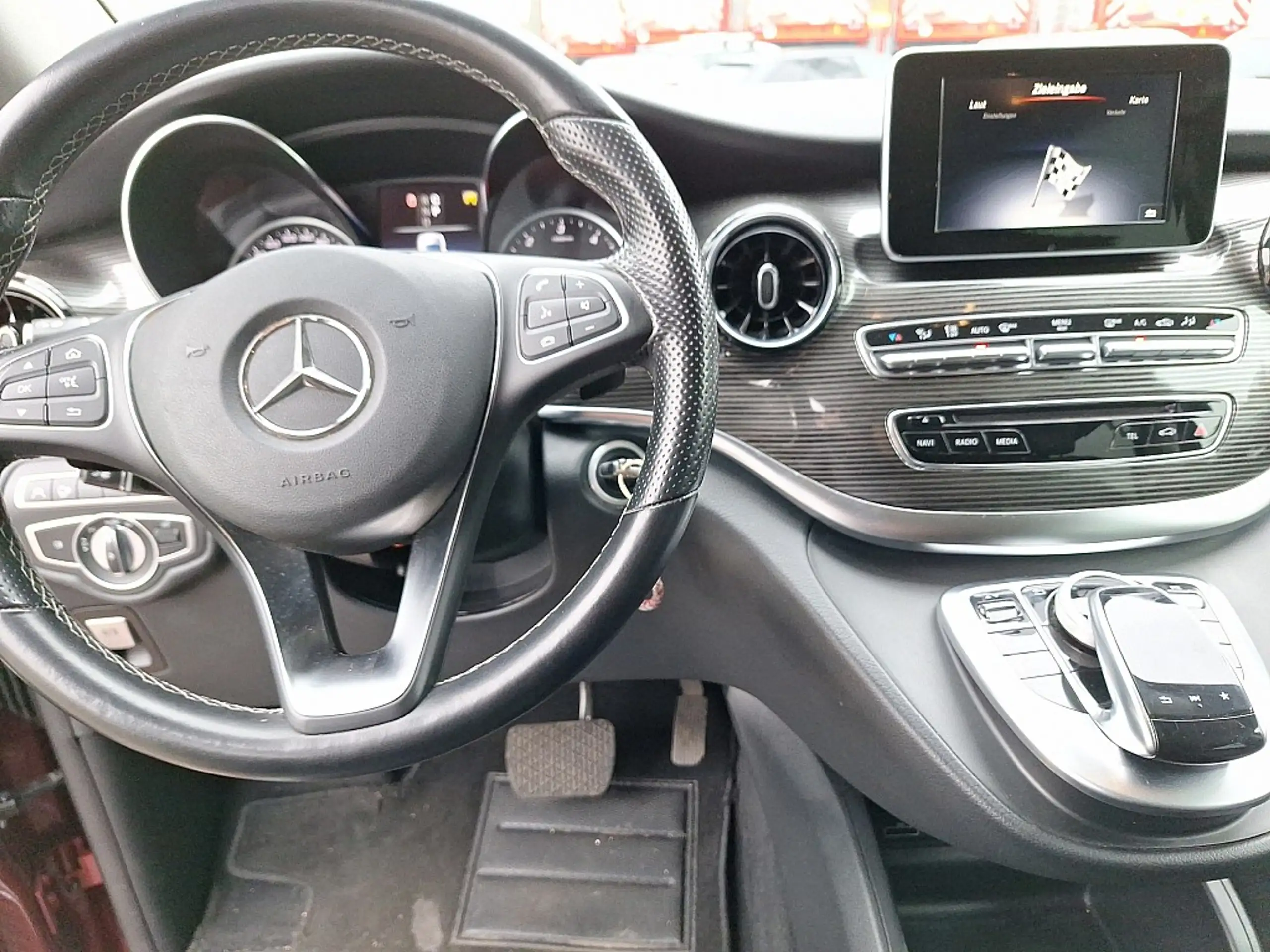 Mercedes-Benz - V 300