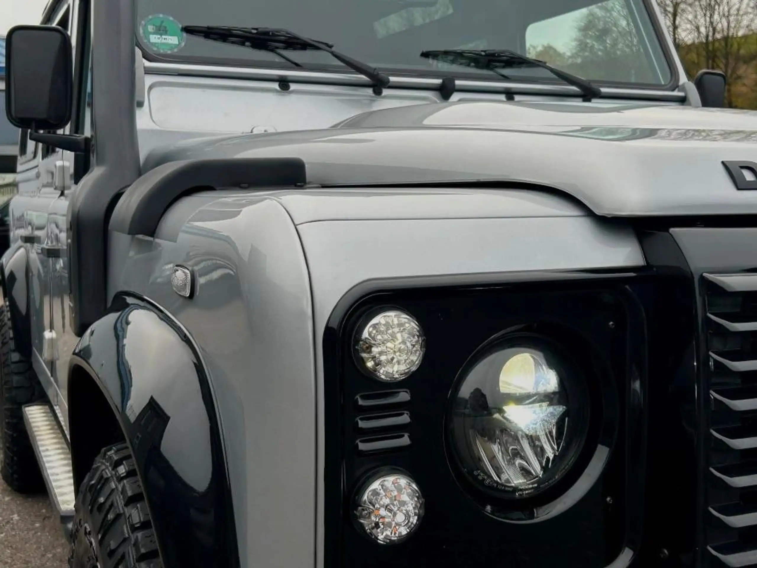 Land Rover - Defender