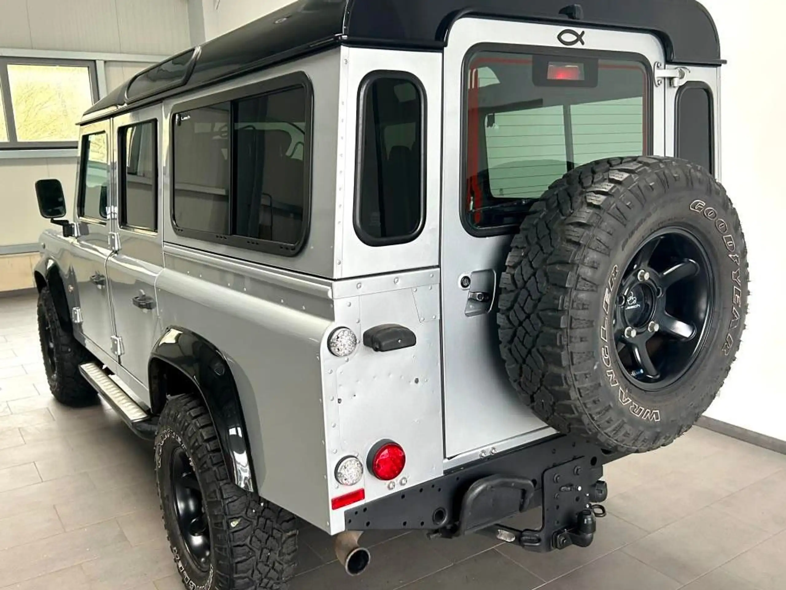 Land Rover - Defender