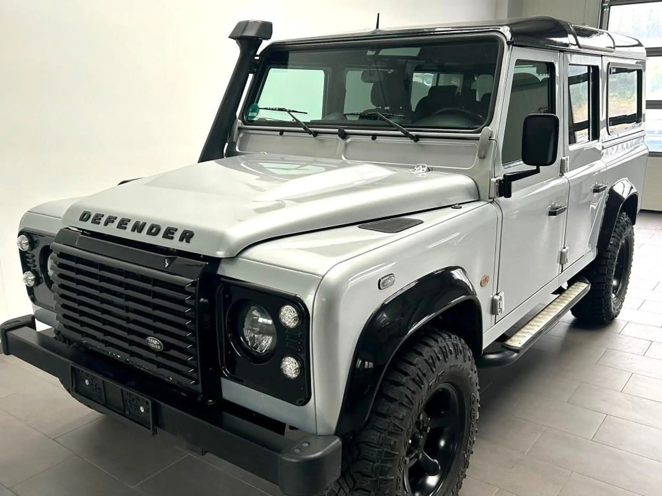 Land Rover - Defender