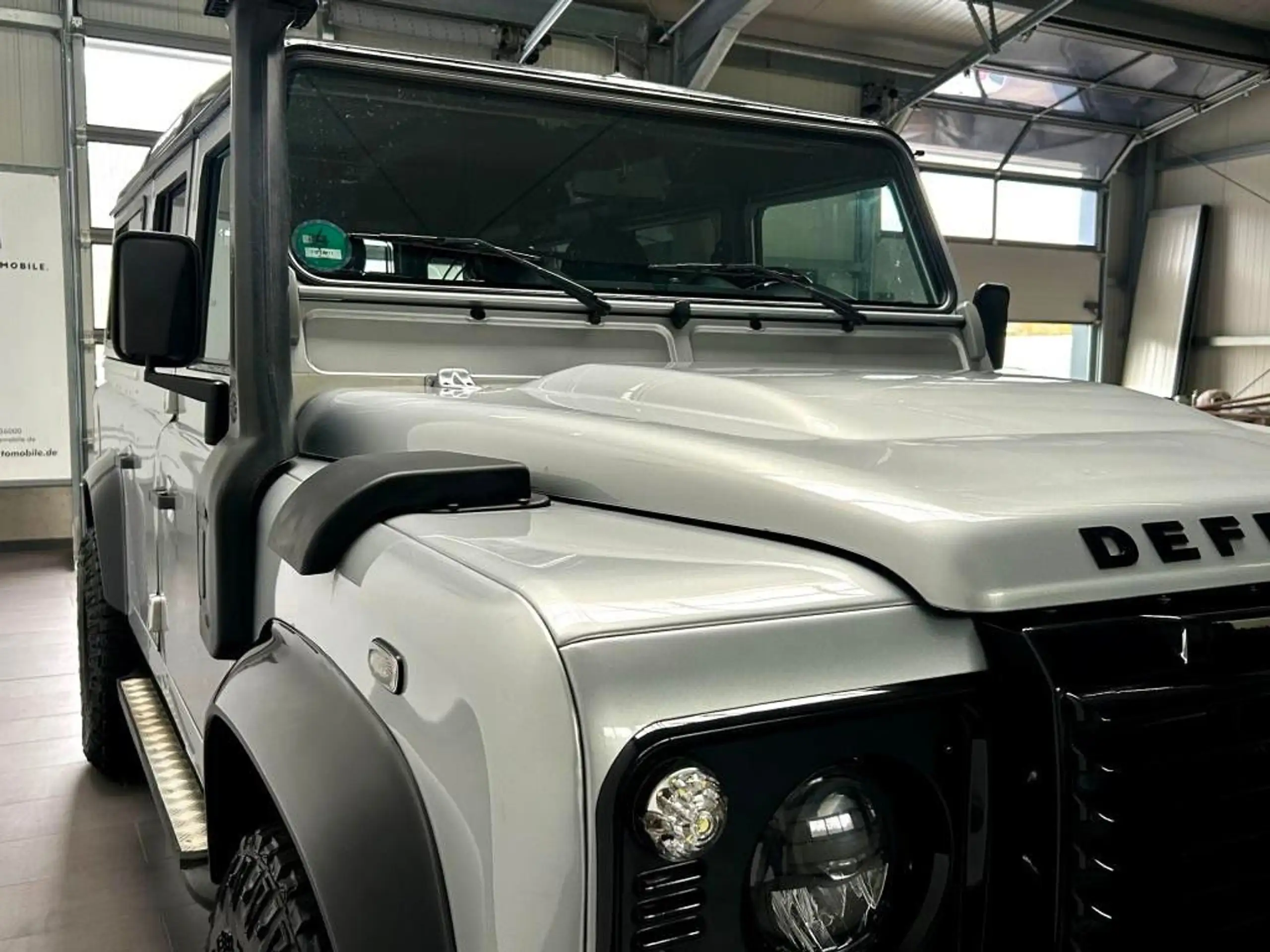 Land Rover - Defender