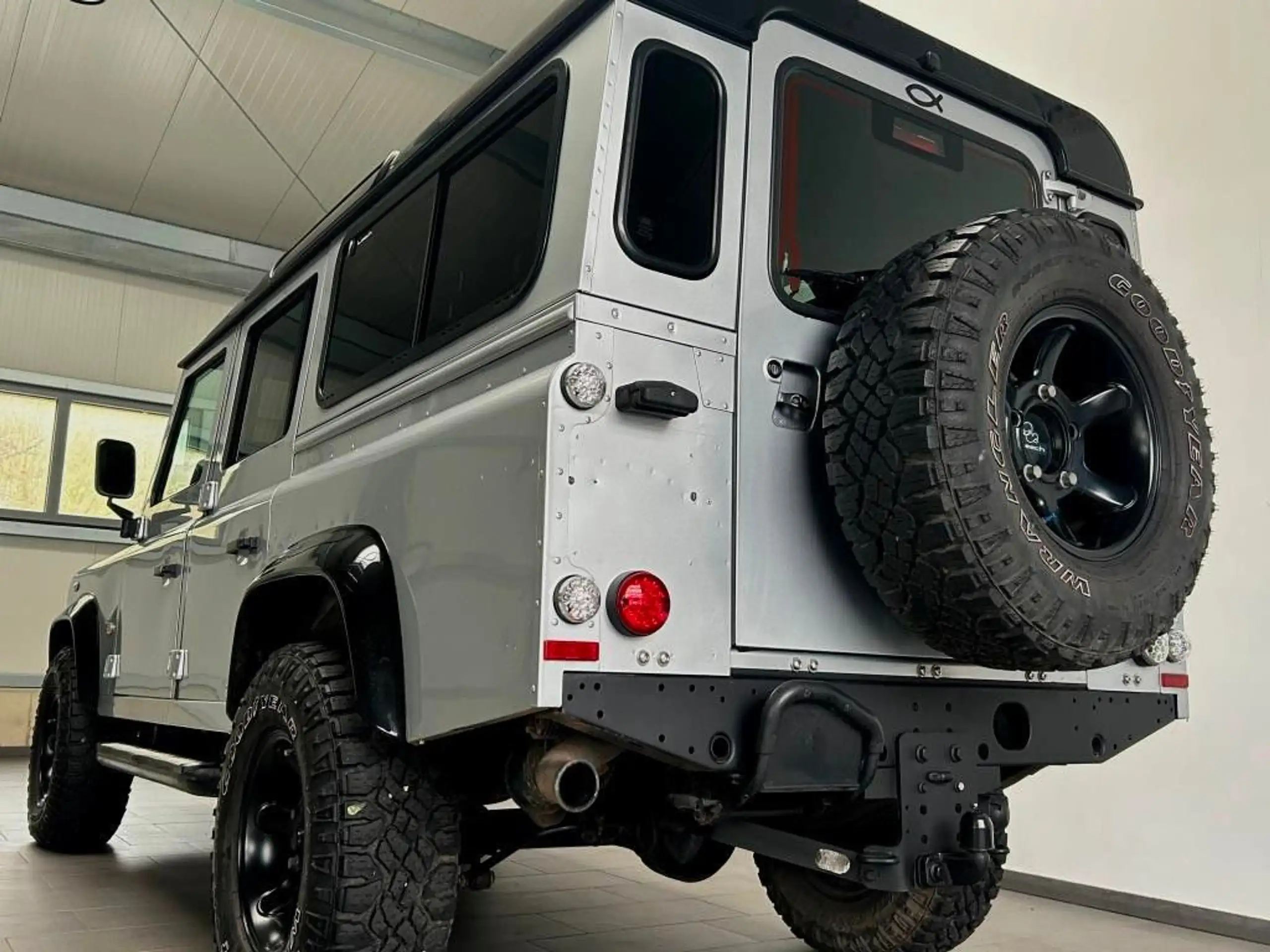 Land Rover - Defender