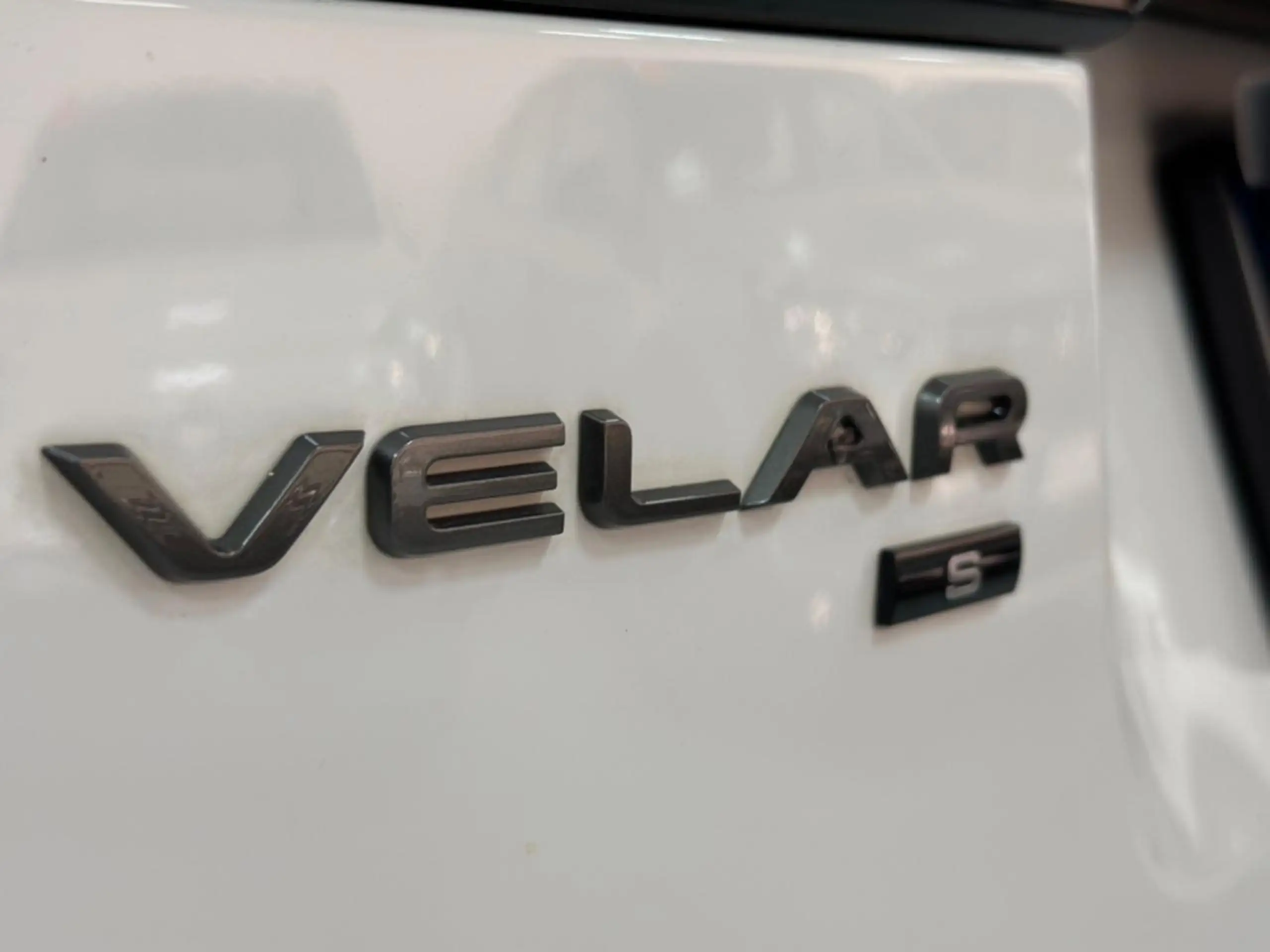 Land Rover - Range Rover Velar