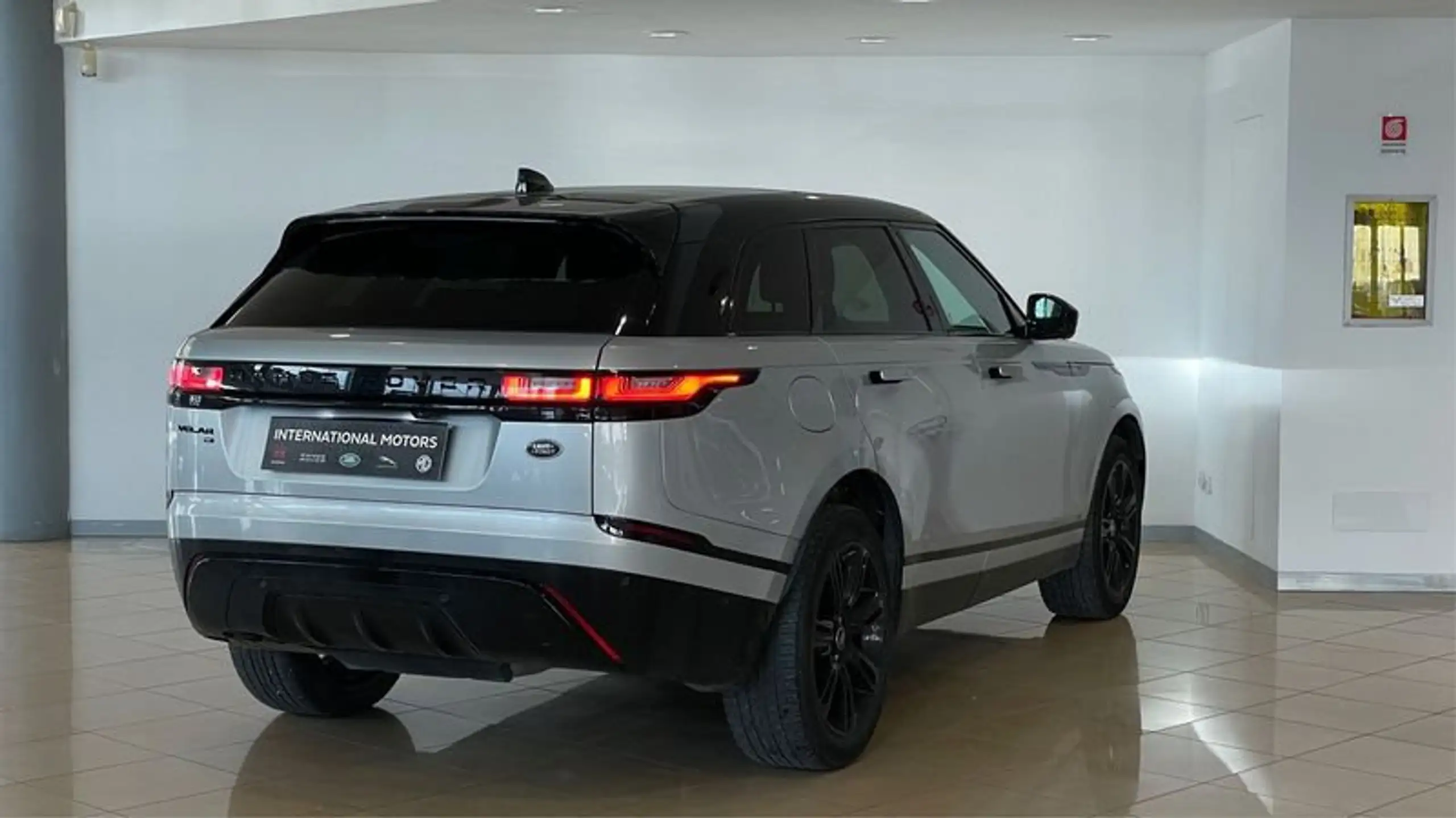 Land Rover - Range Rover Velar