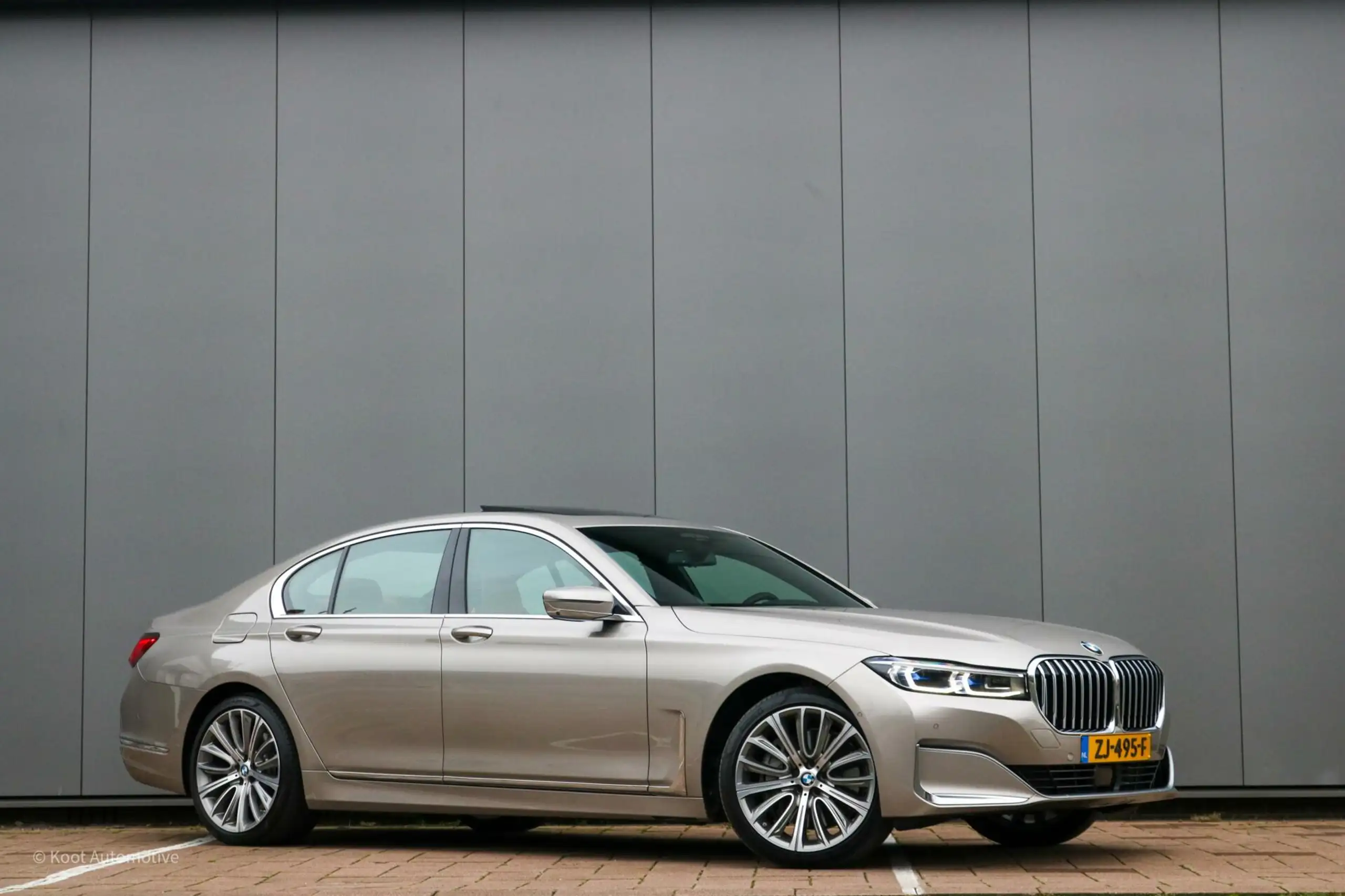 BMW - 745