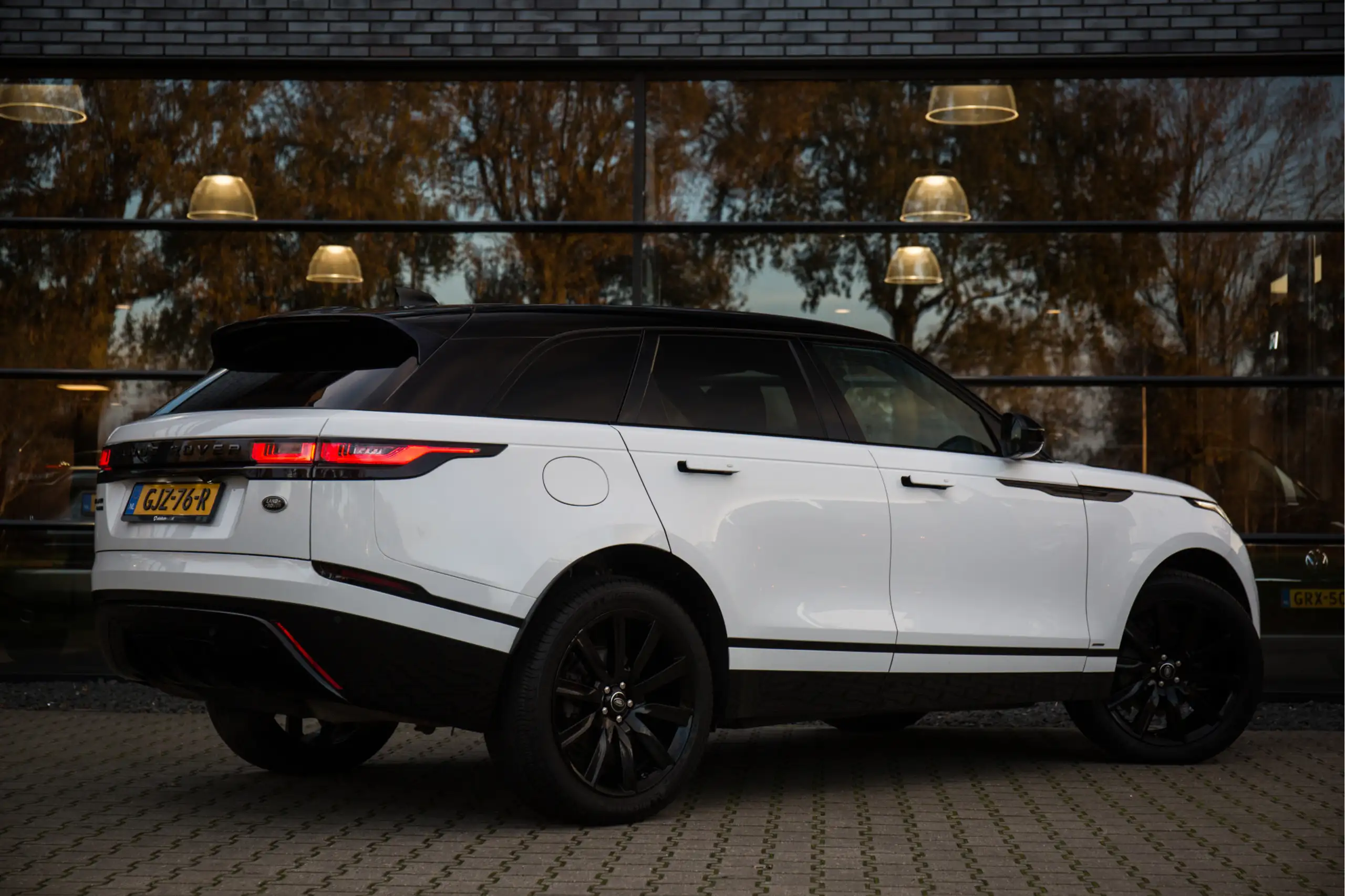 Land Rover - Range Rover Velar