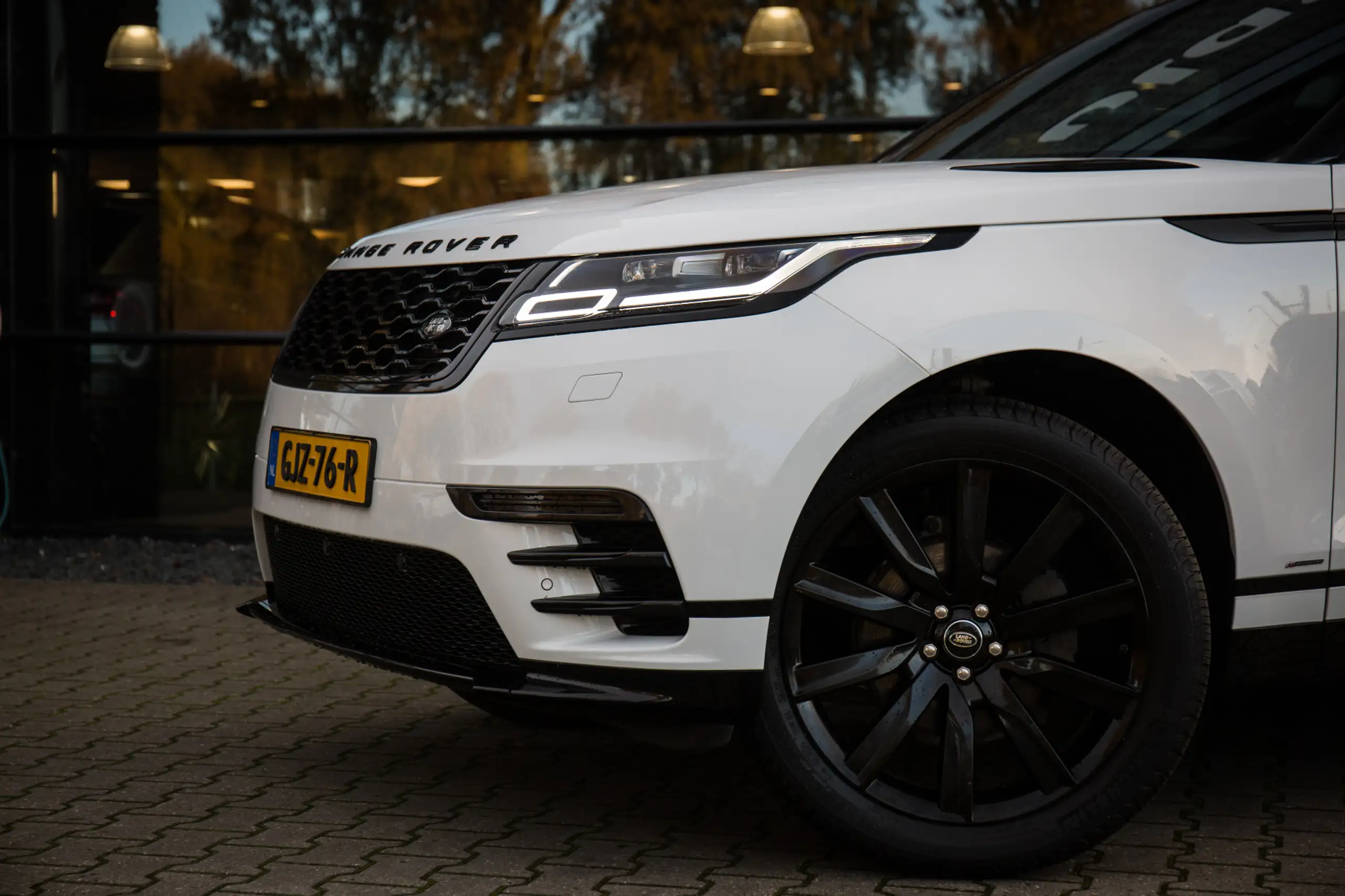 Land Rover - Range Rover Velar