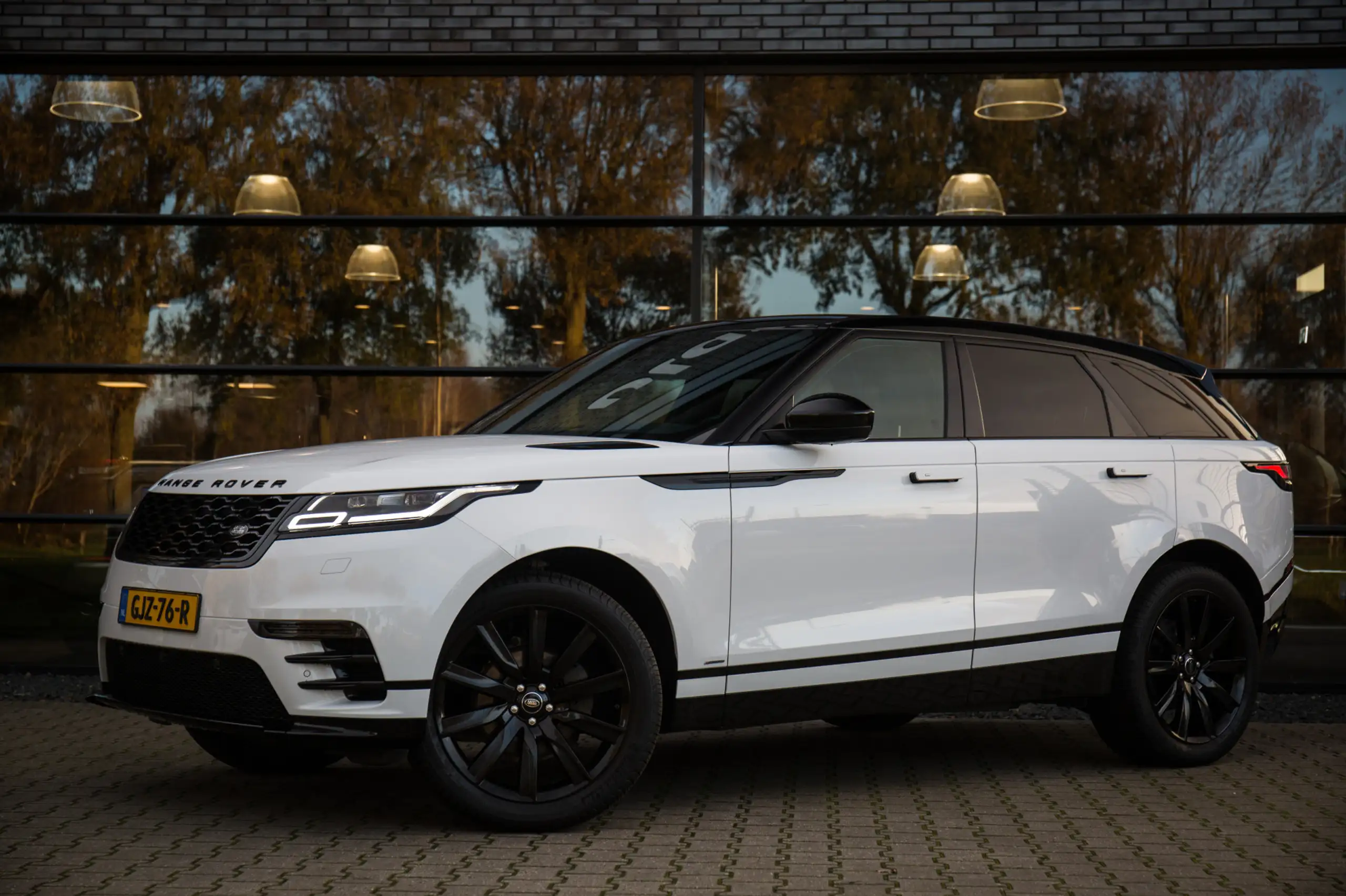 Land Rover - Range Rover Velar