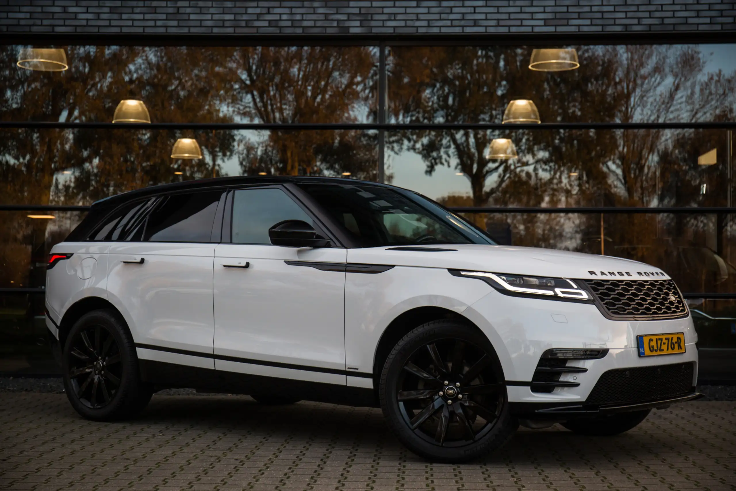 Land Rover - Range Rover Velar