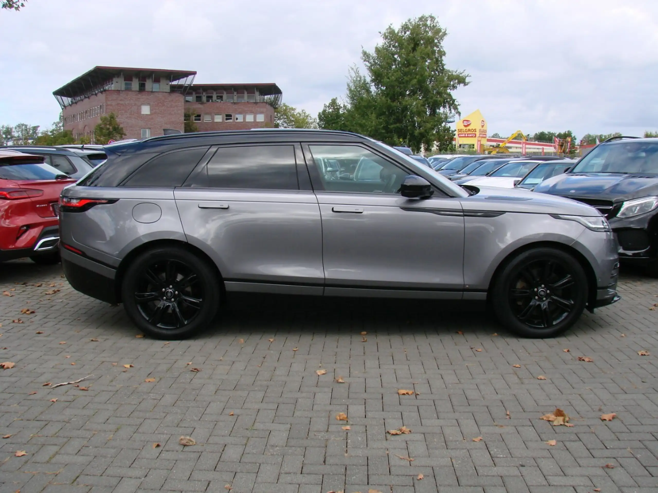 Land Rover - Range Rover Velar