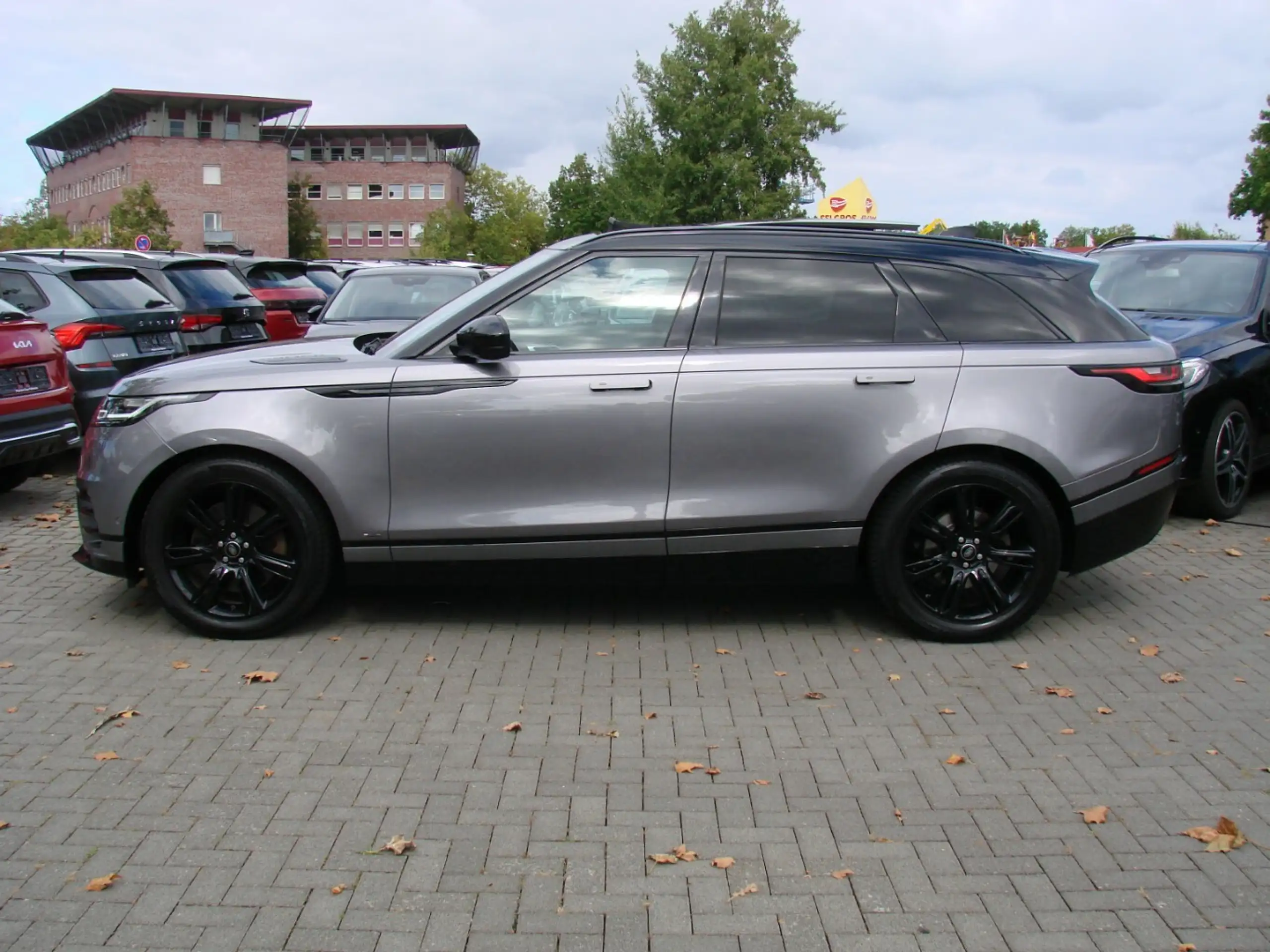 Land Rover - Range Rover Velar