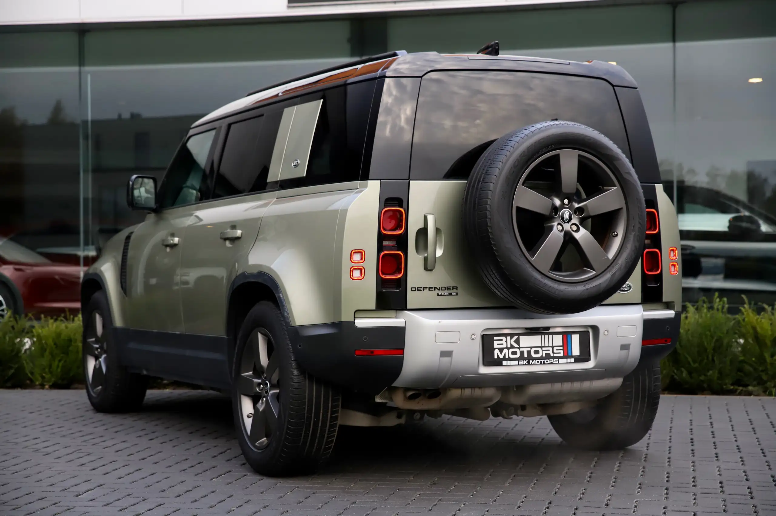 Land Rover - Defender