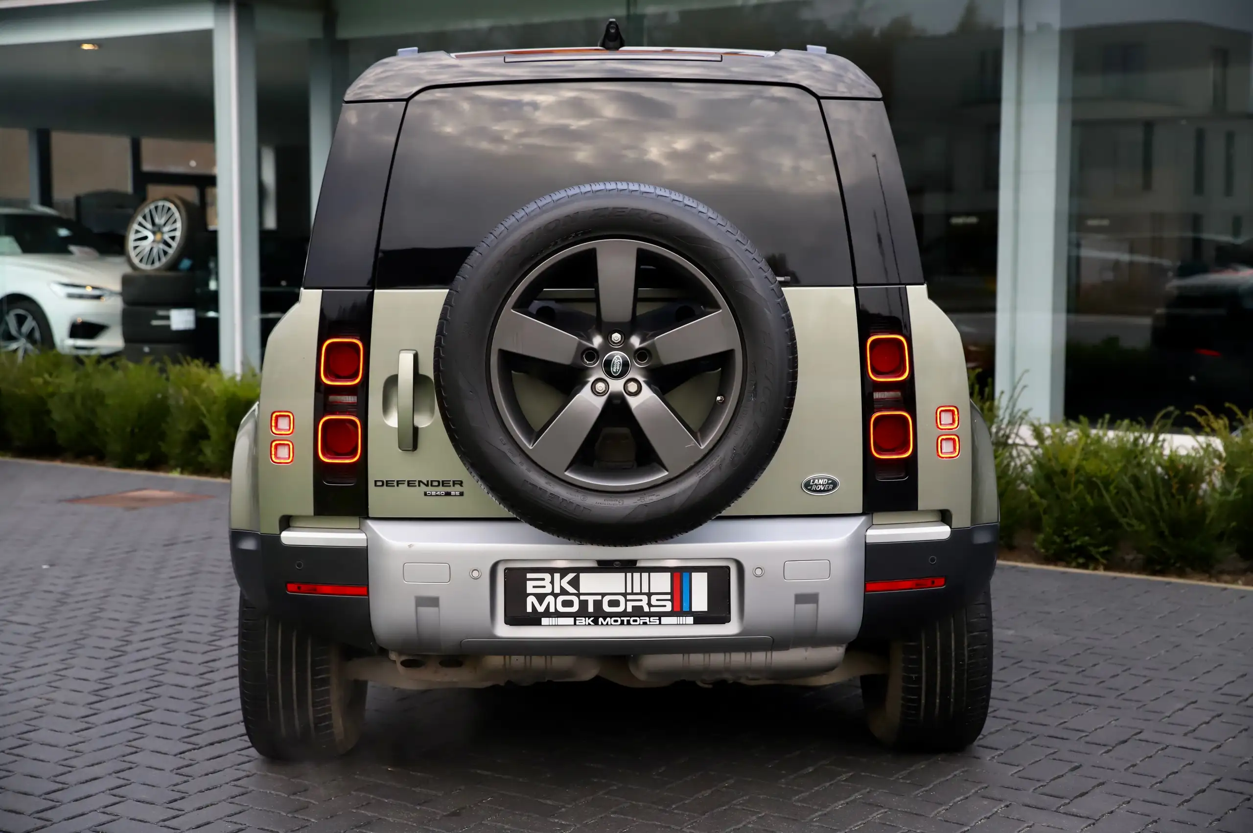 Land Rover - Defender