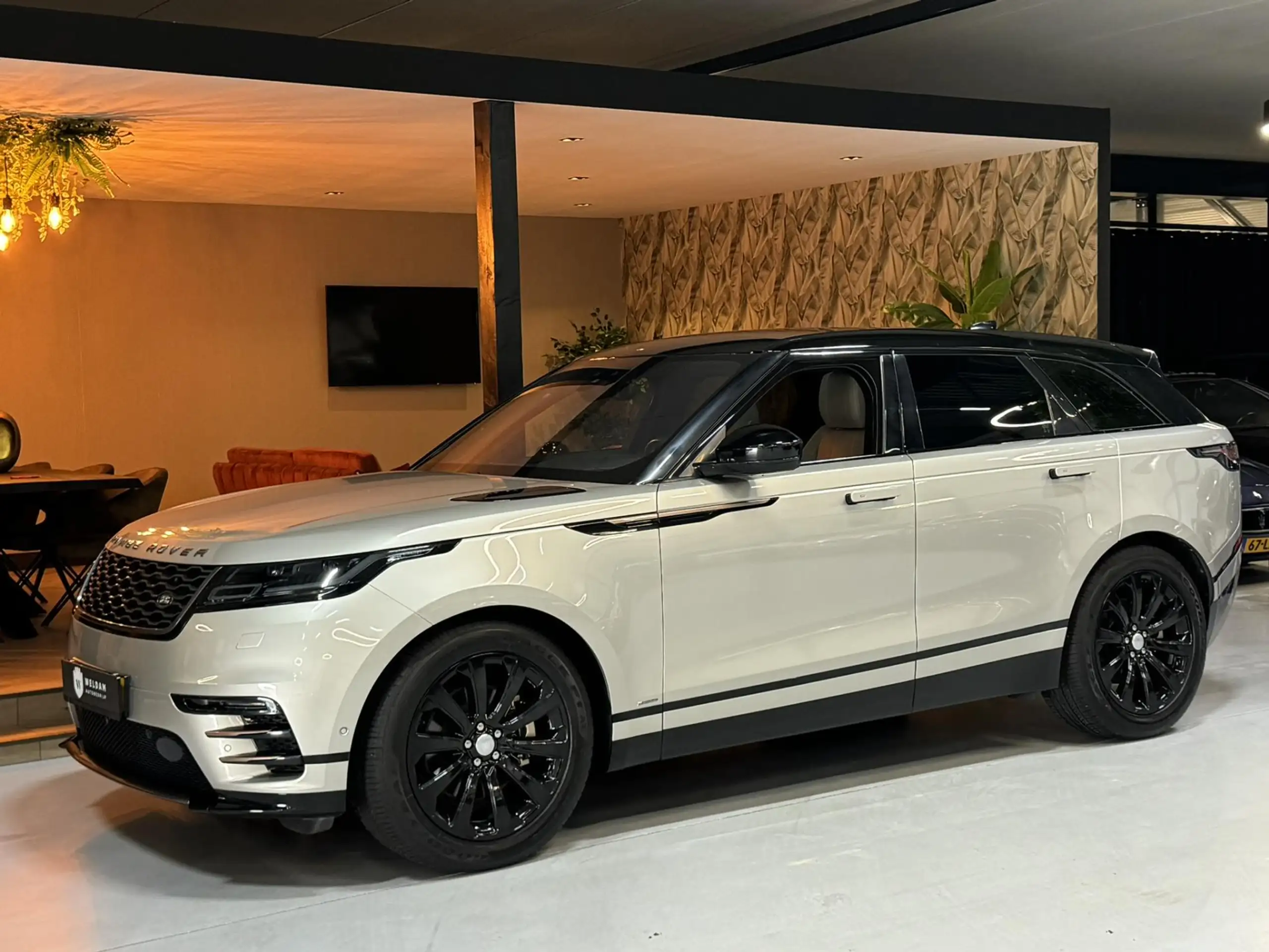 Land Rover - Range Rover Velar