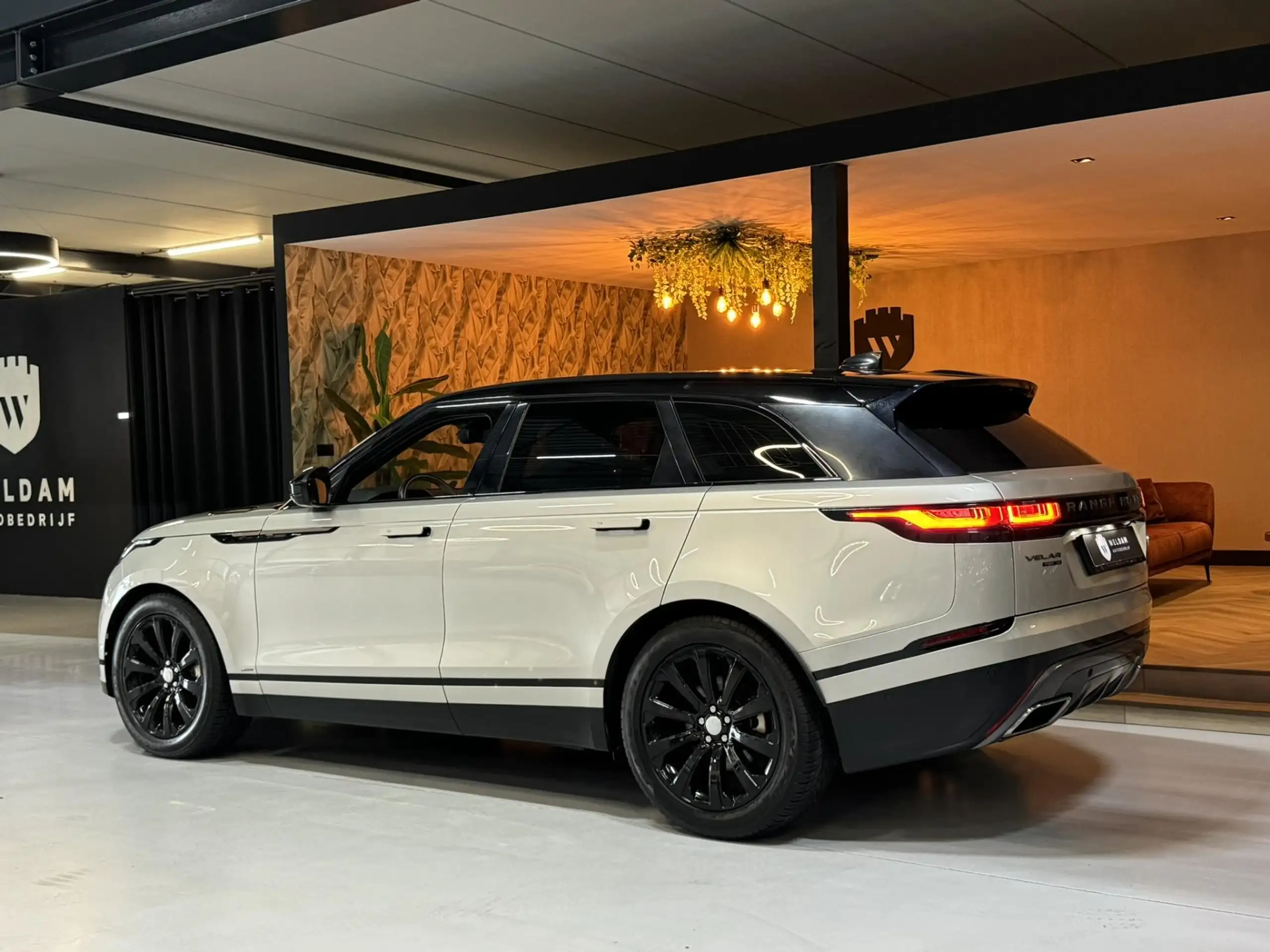 Land Rover - Range Rover Velar