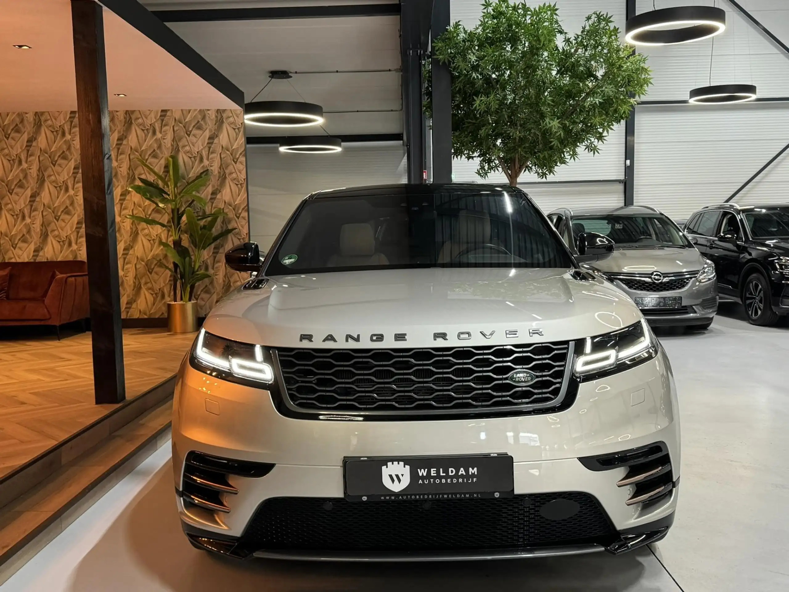 Land Rover - Range Rover Velar