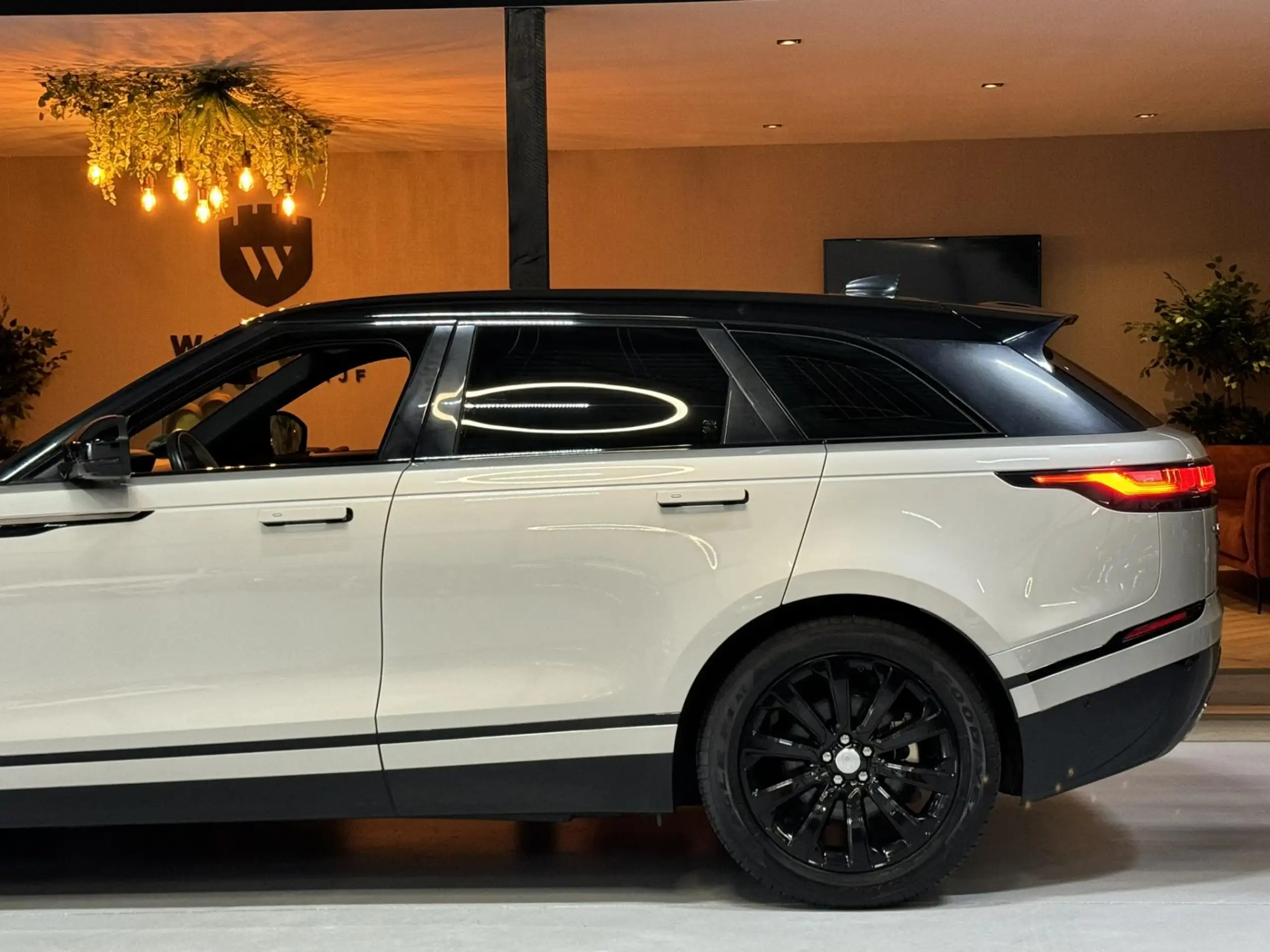 Land Rover - Range Rover Velar