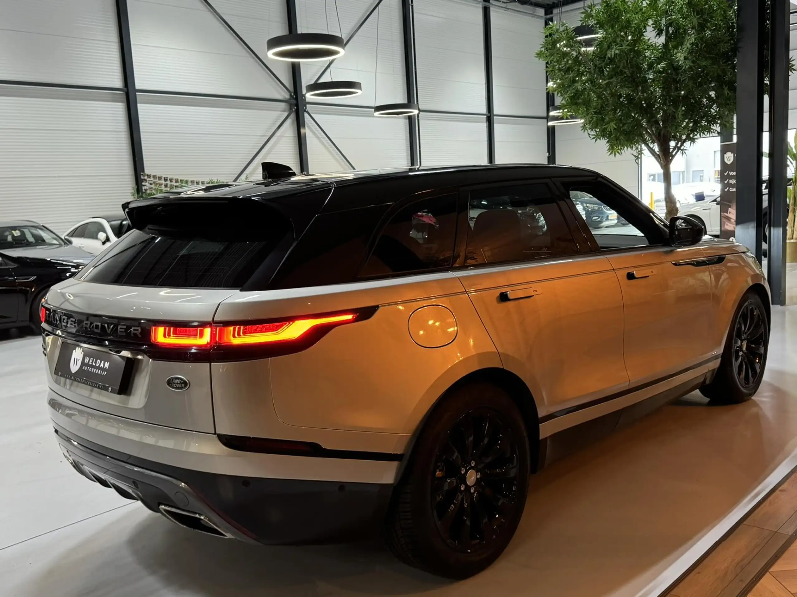 Land Rover - Range Rover Velar