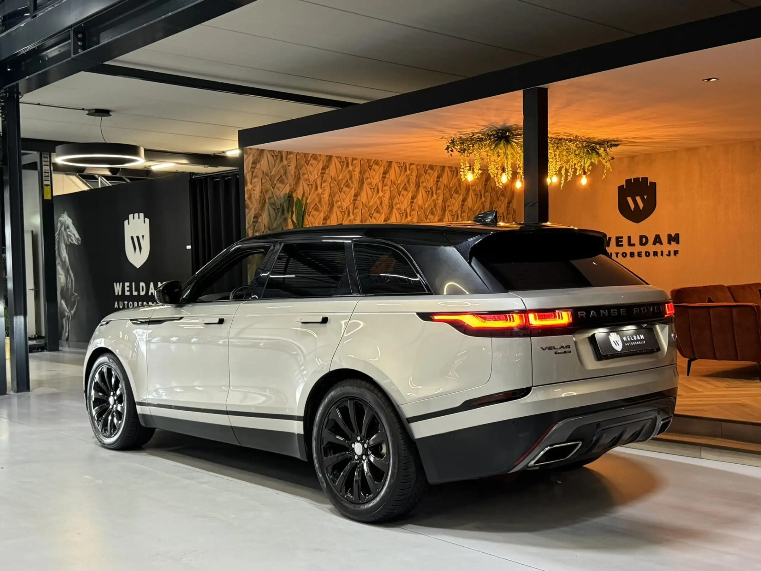 Land Rover - Range Rover Velar