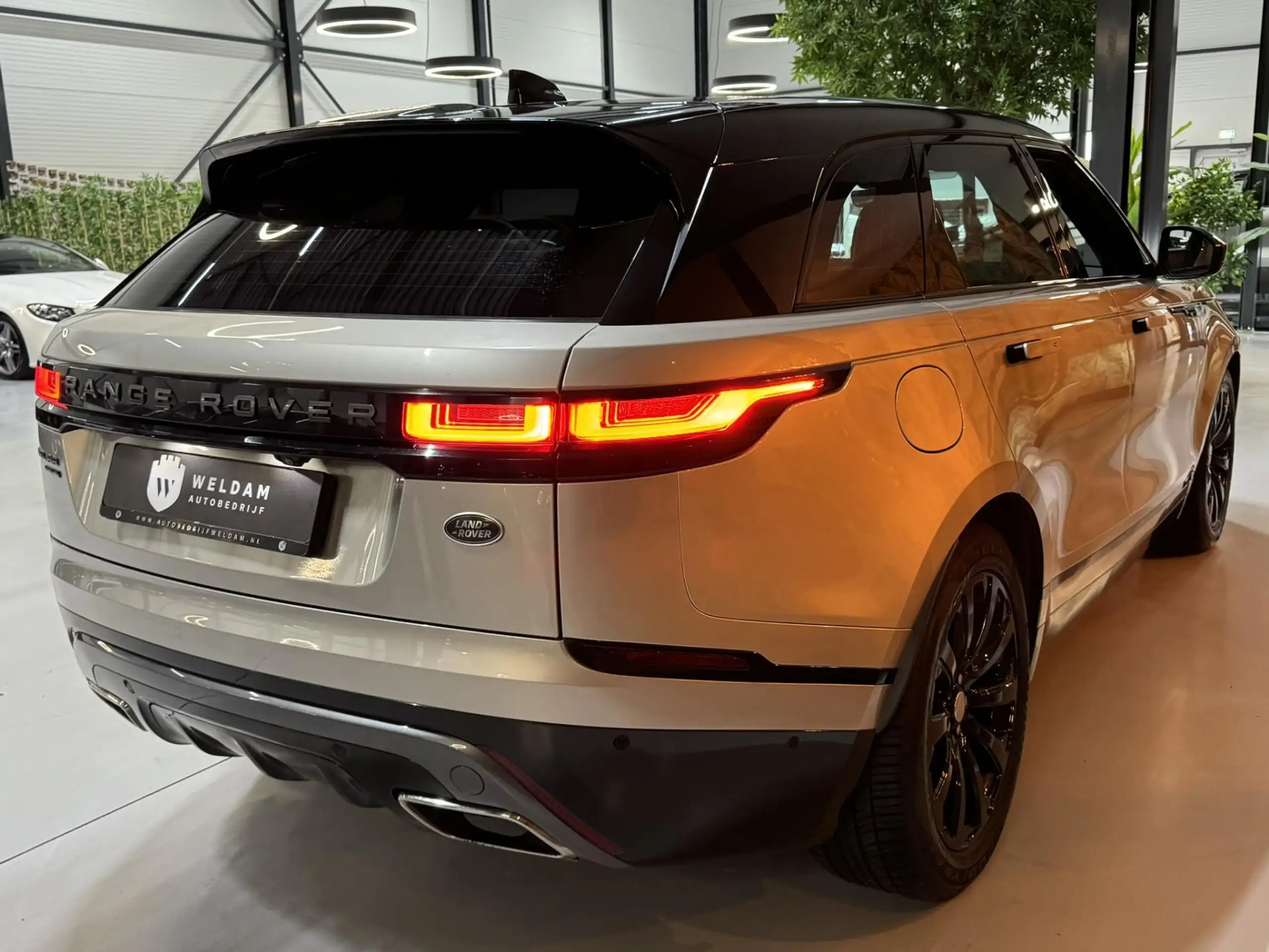 Land Rover - Range Rover Velar