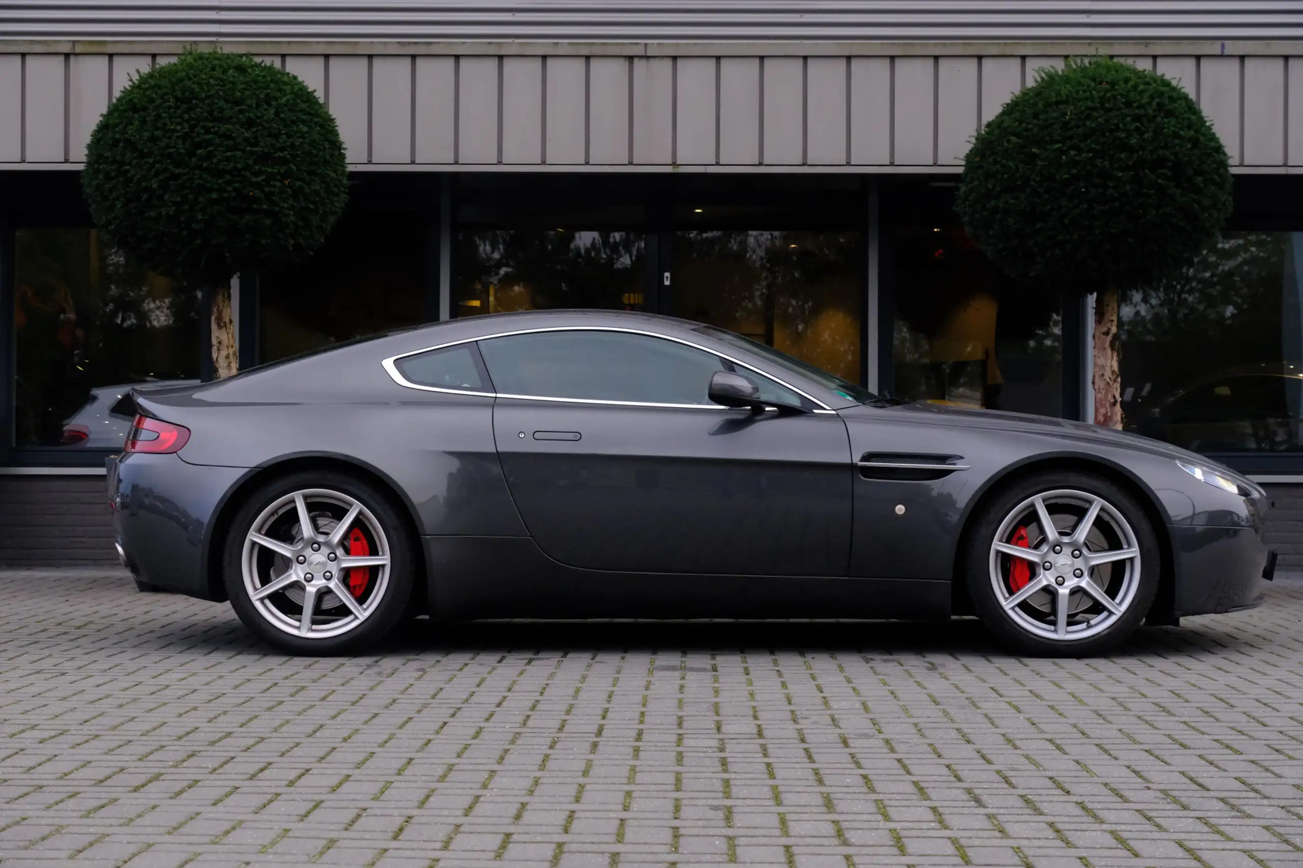 Aston Martin - Vantage