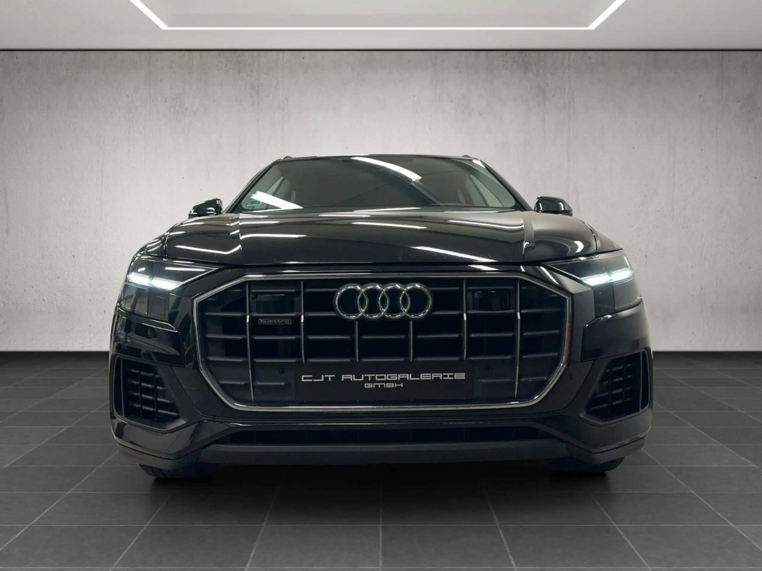 Audi - Q8