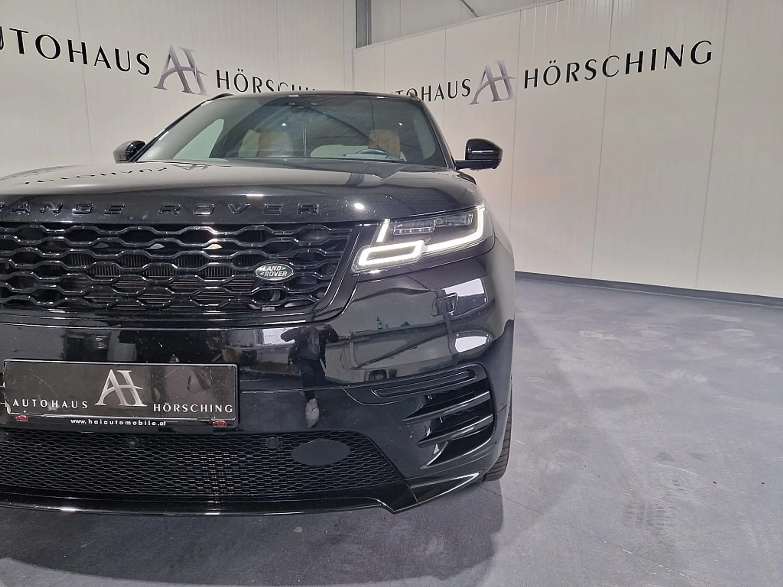 Land Rover - Range Rover Velar