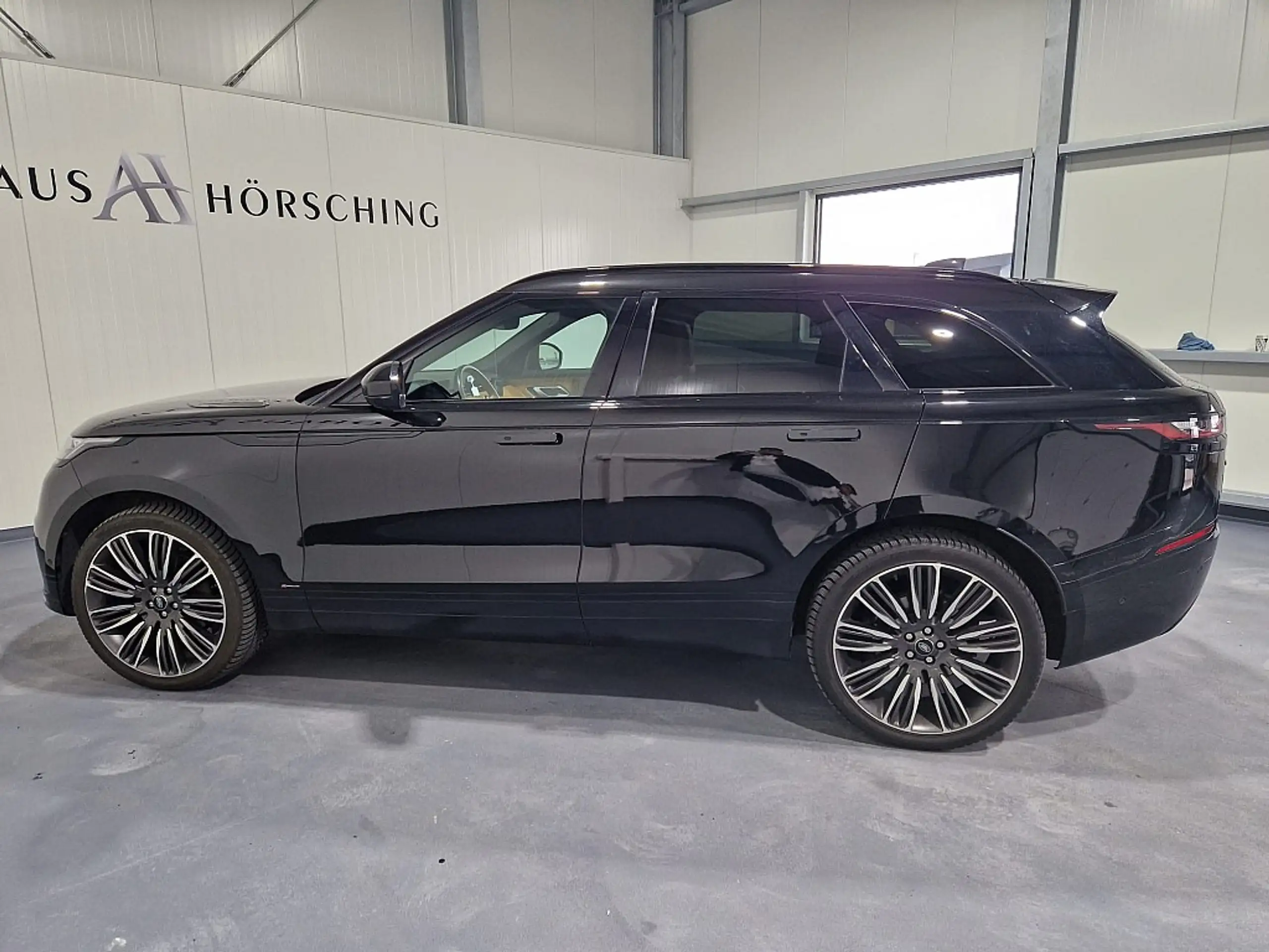 Land Rover - Range Rover Velar