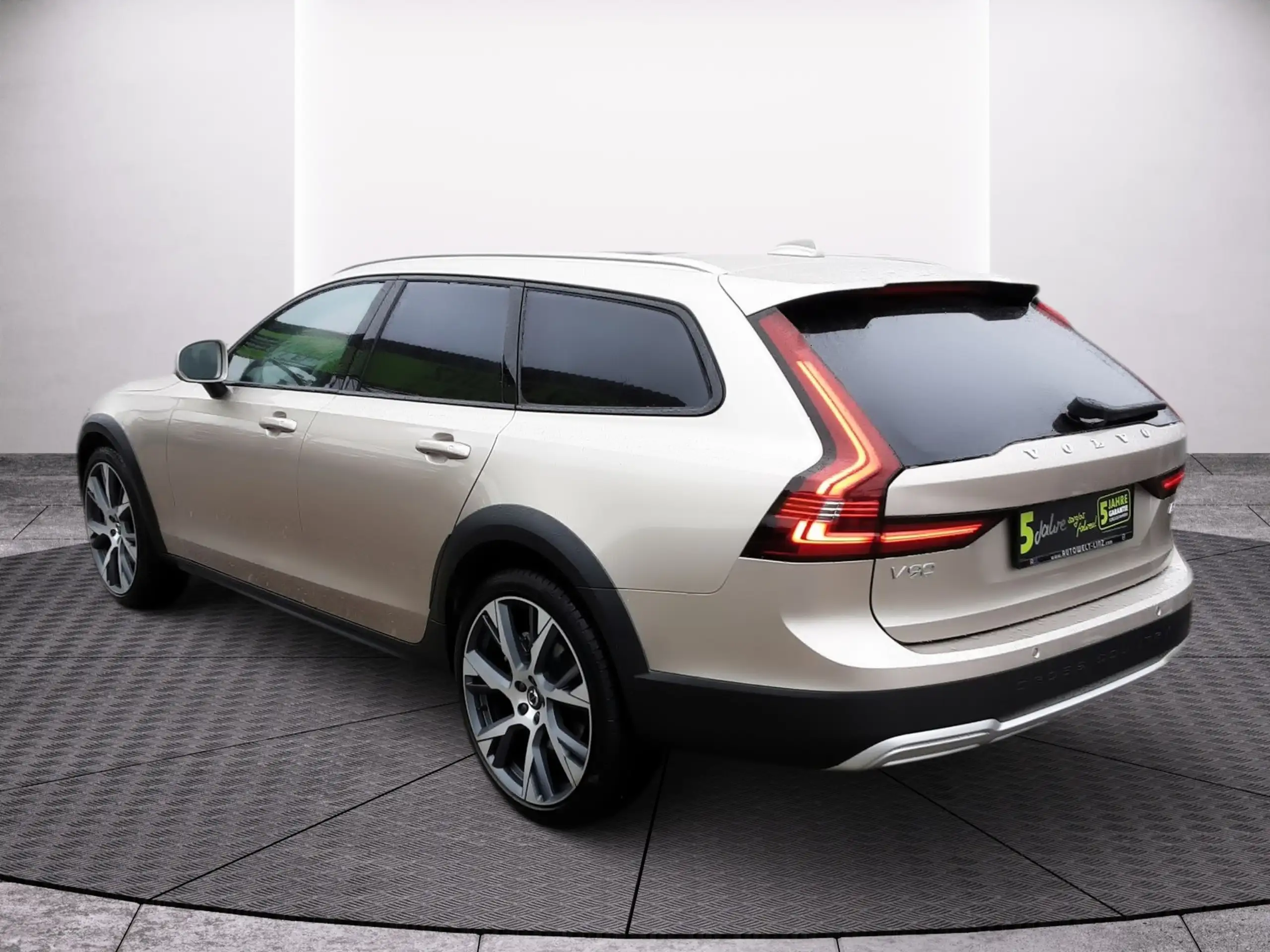 Volvo - V90 Cross Country