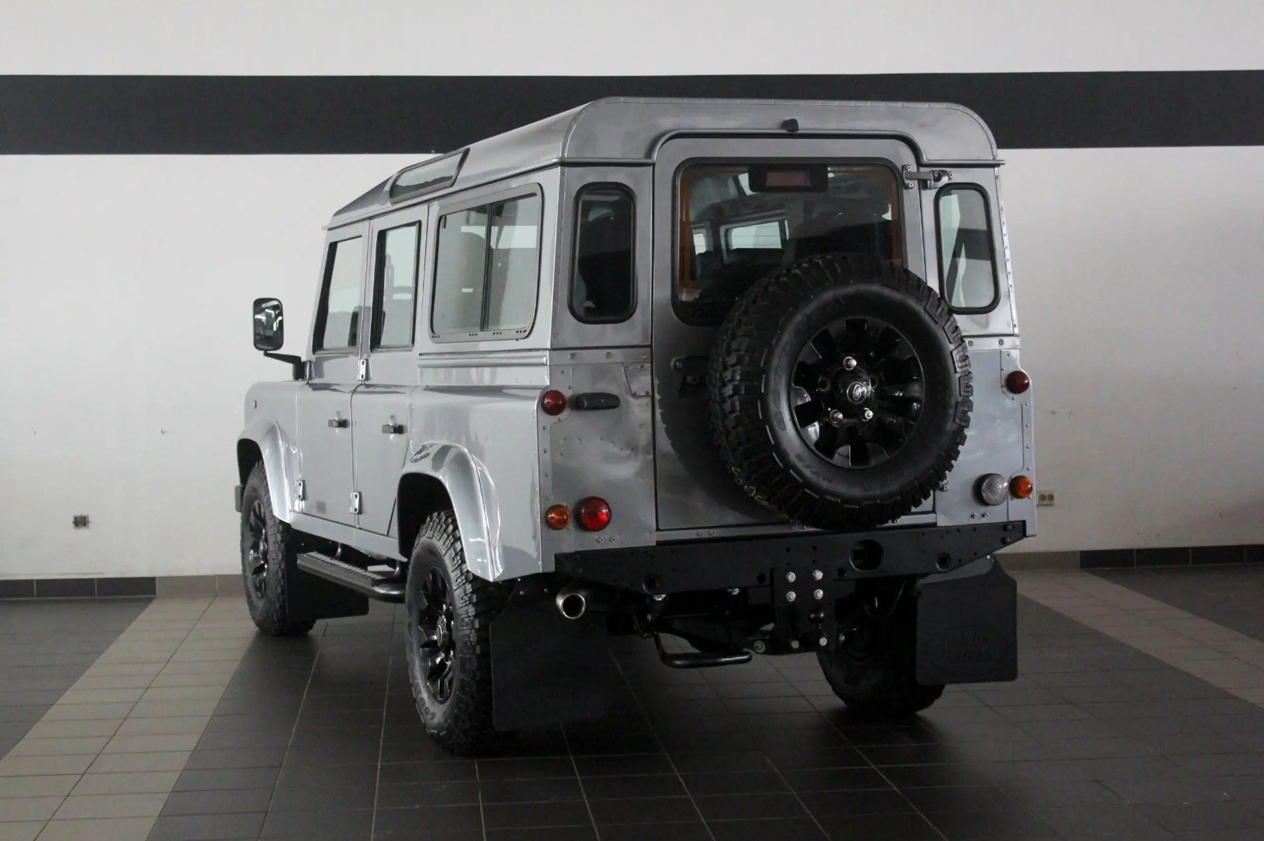 Land Rover - Defender