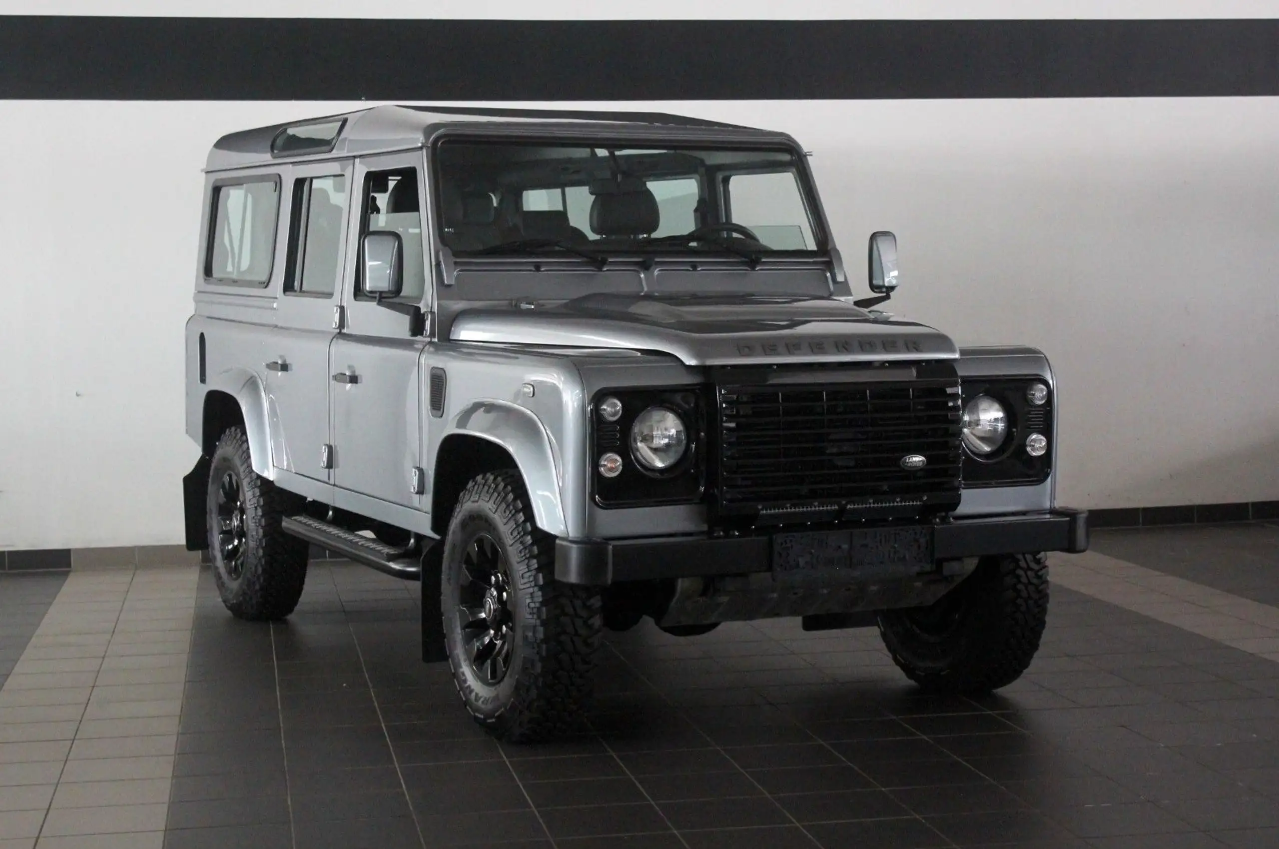 Land Rover Defender 2012