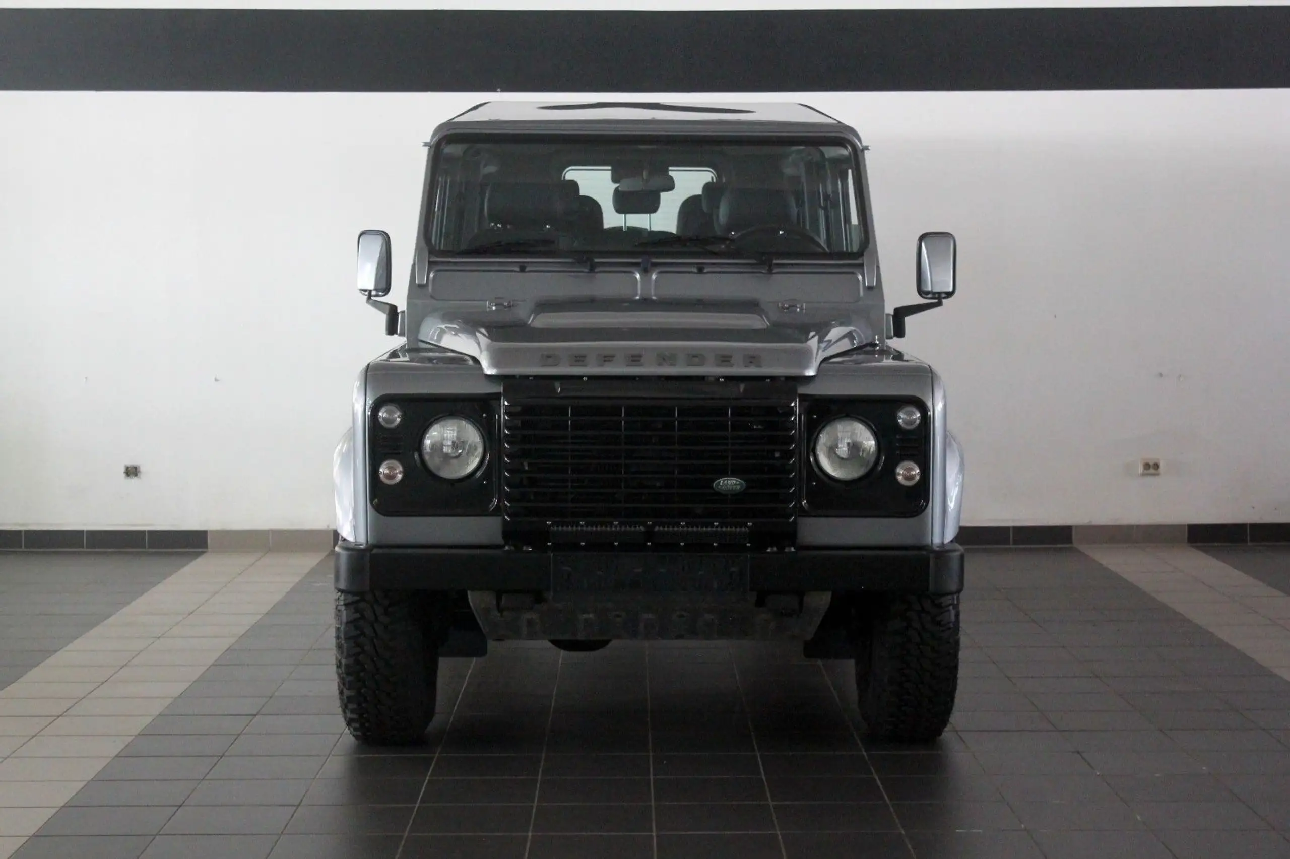 Land Rover - Defender