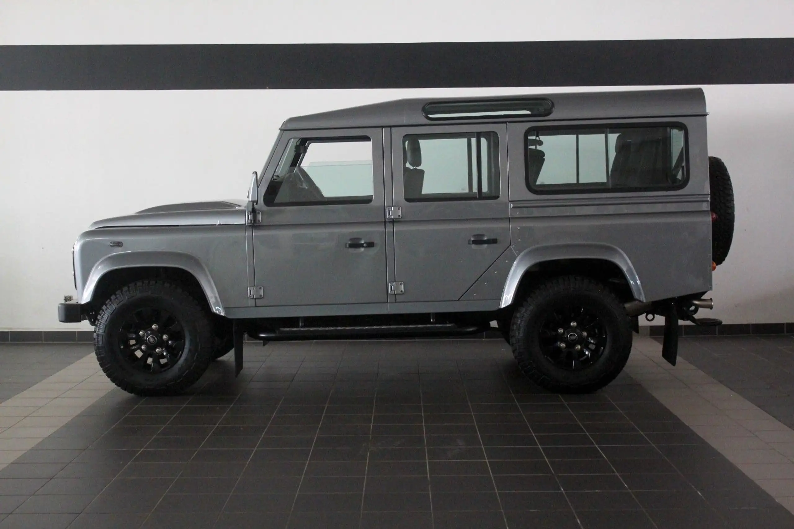 Land Rover - Defender