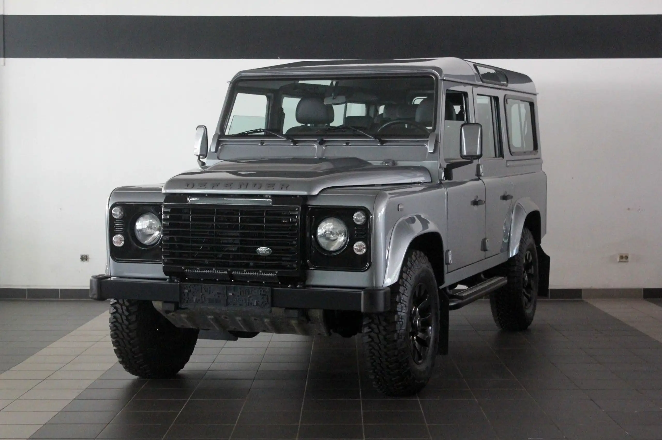 Land Rover - Defender