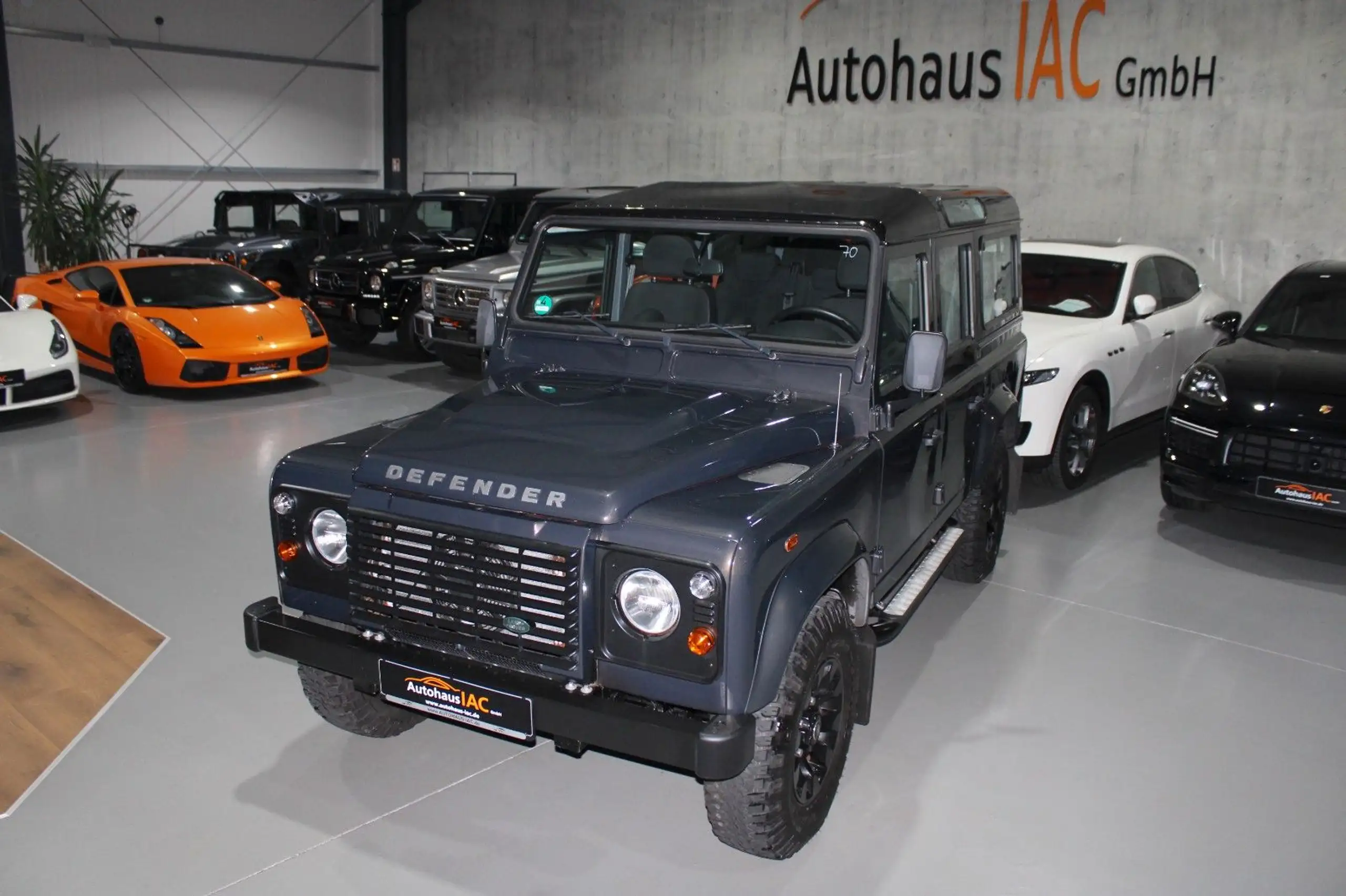 Land Rover - Defender