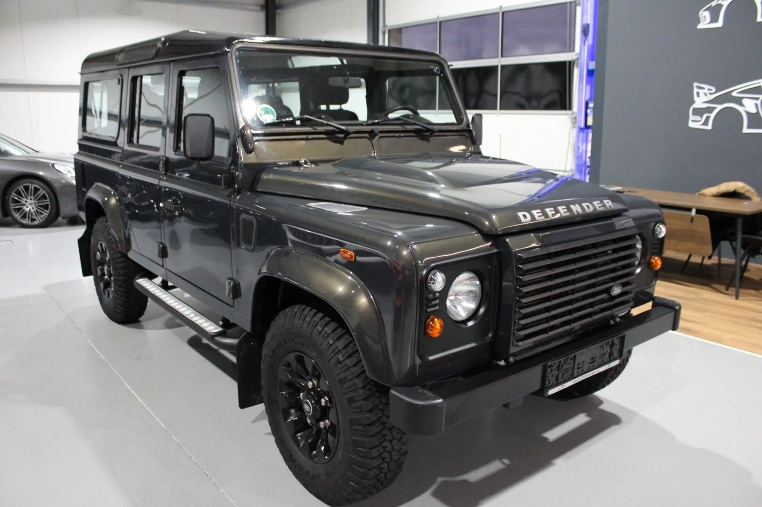 Land Rover - Defender