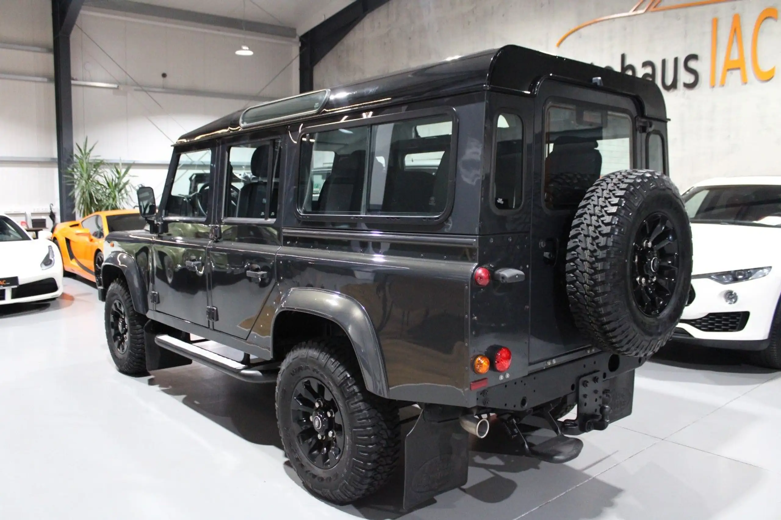 Land Rover - Defender