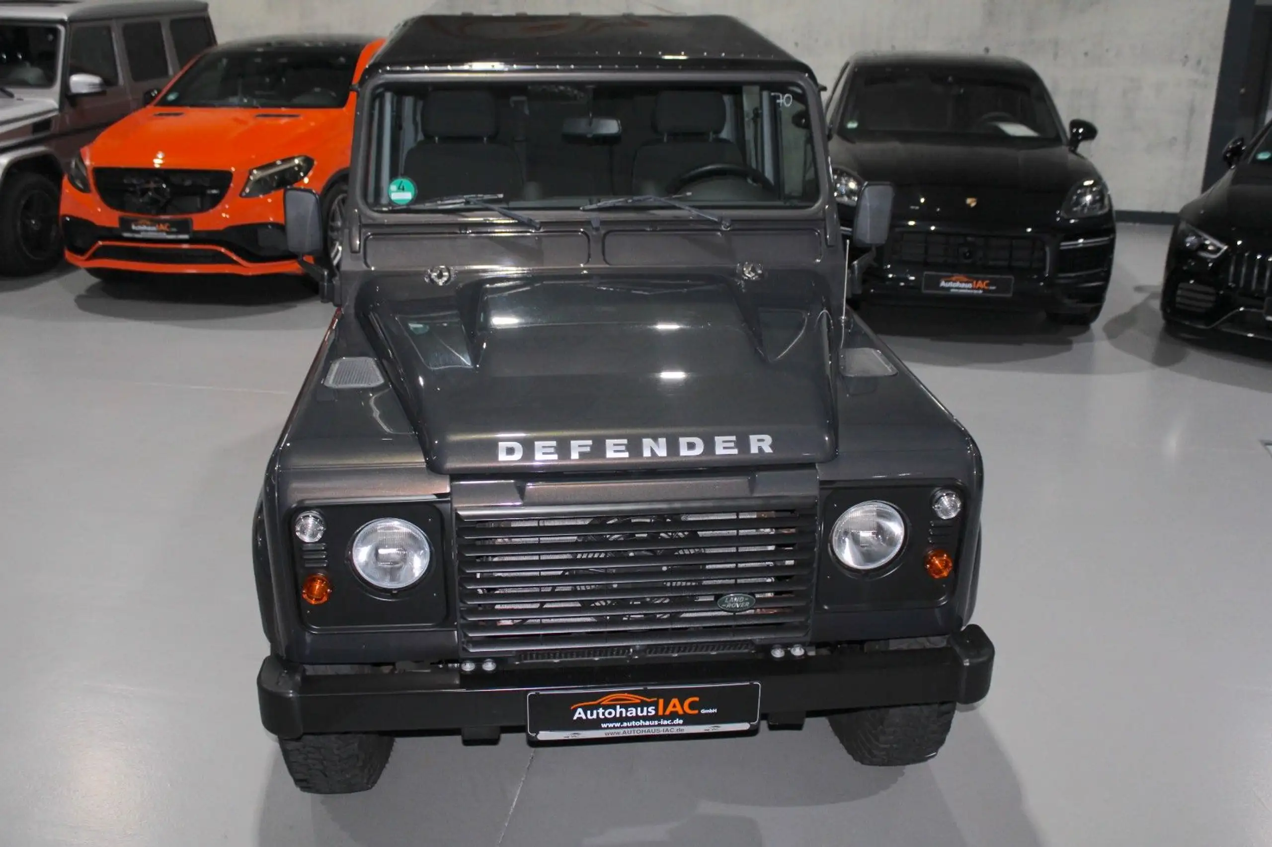 Land Rover - Defender