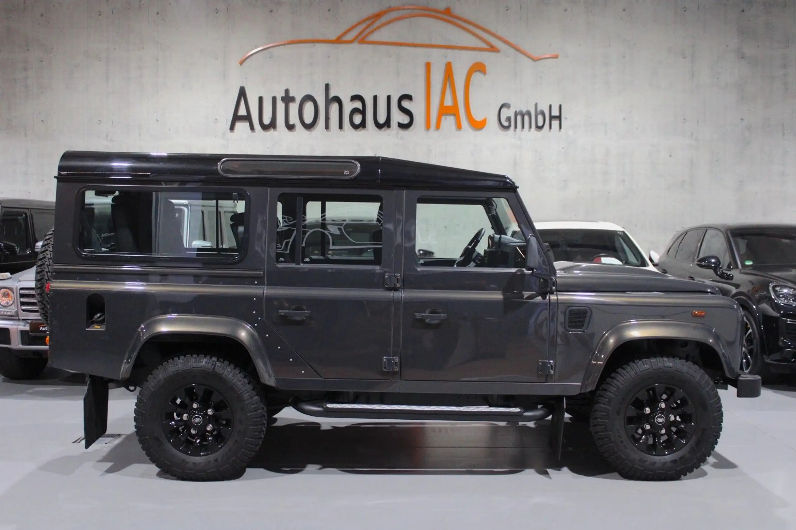 Land Rover - Defender