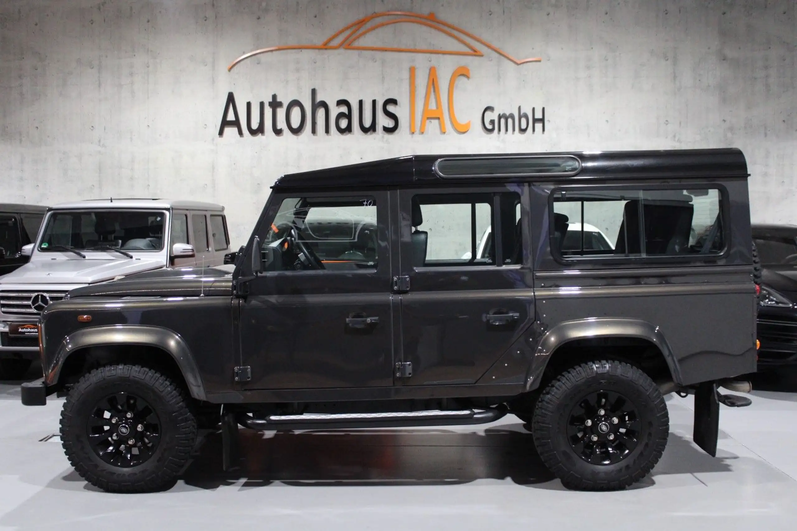 Land Rover - Defender