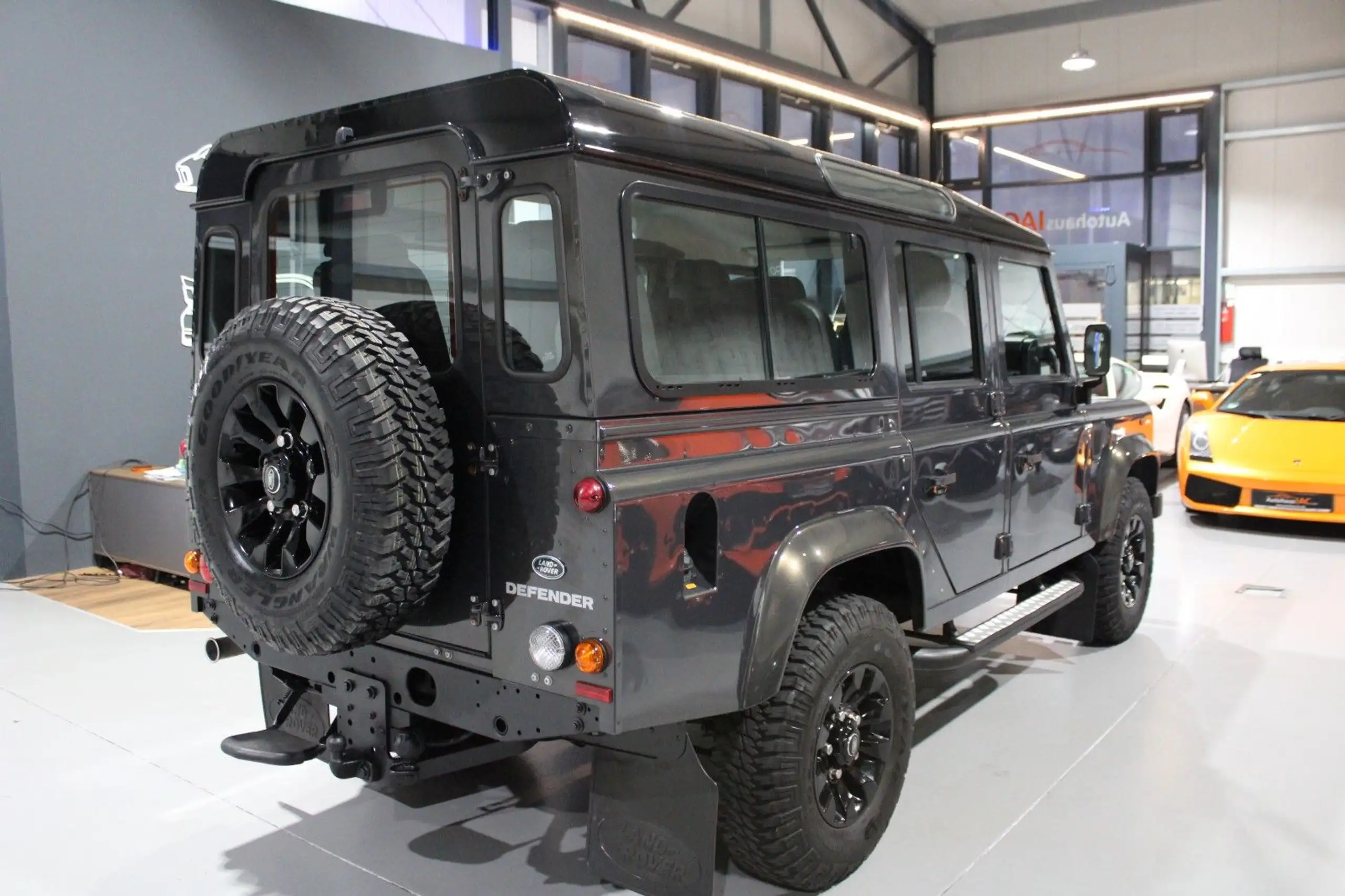 Land Rover - Defender