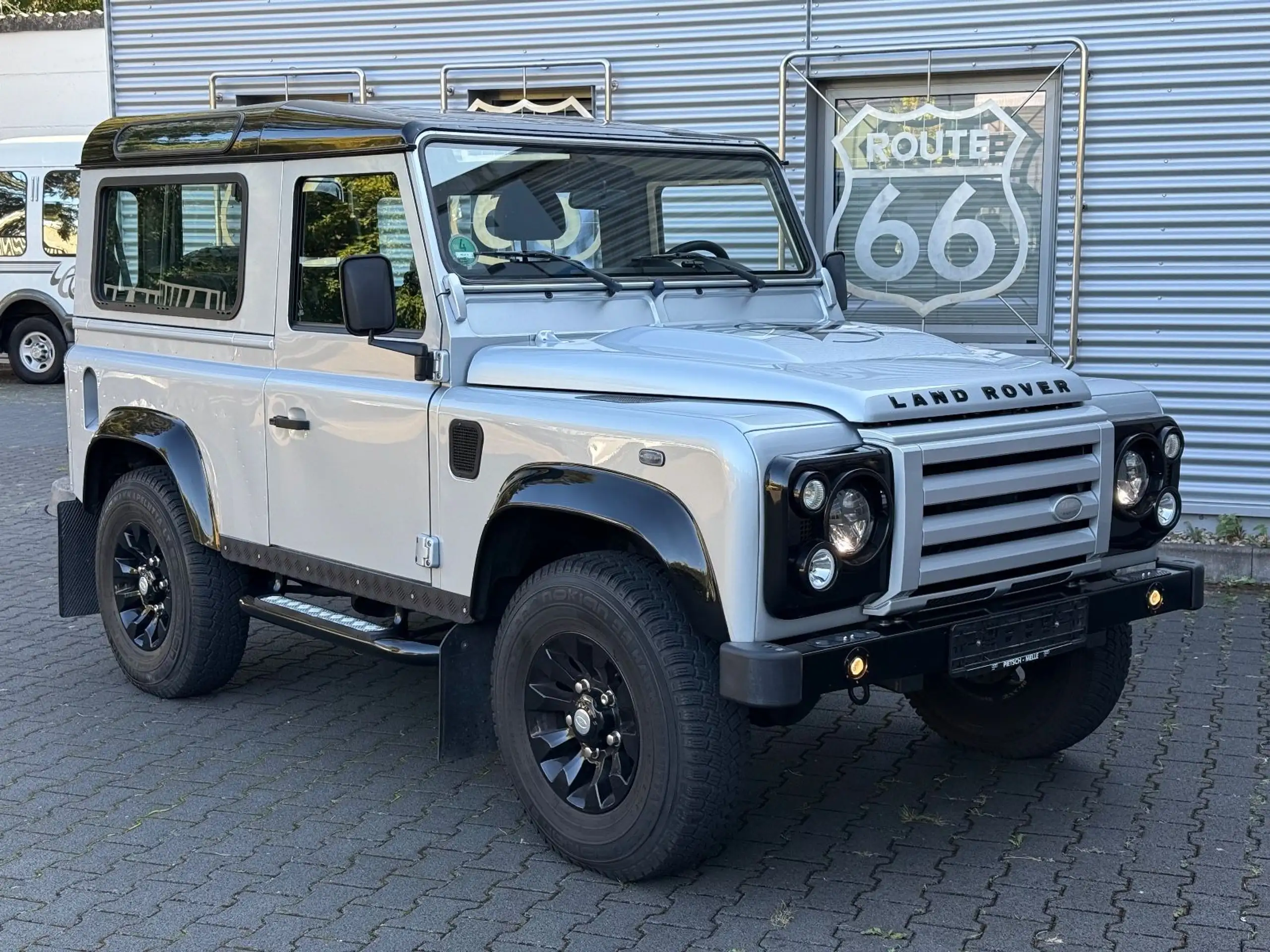 Land Rover - Defender