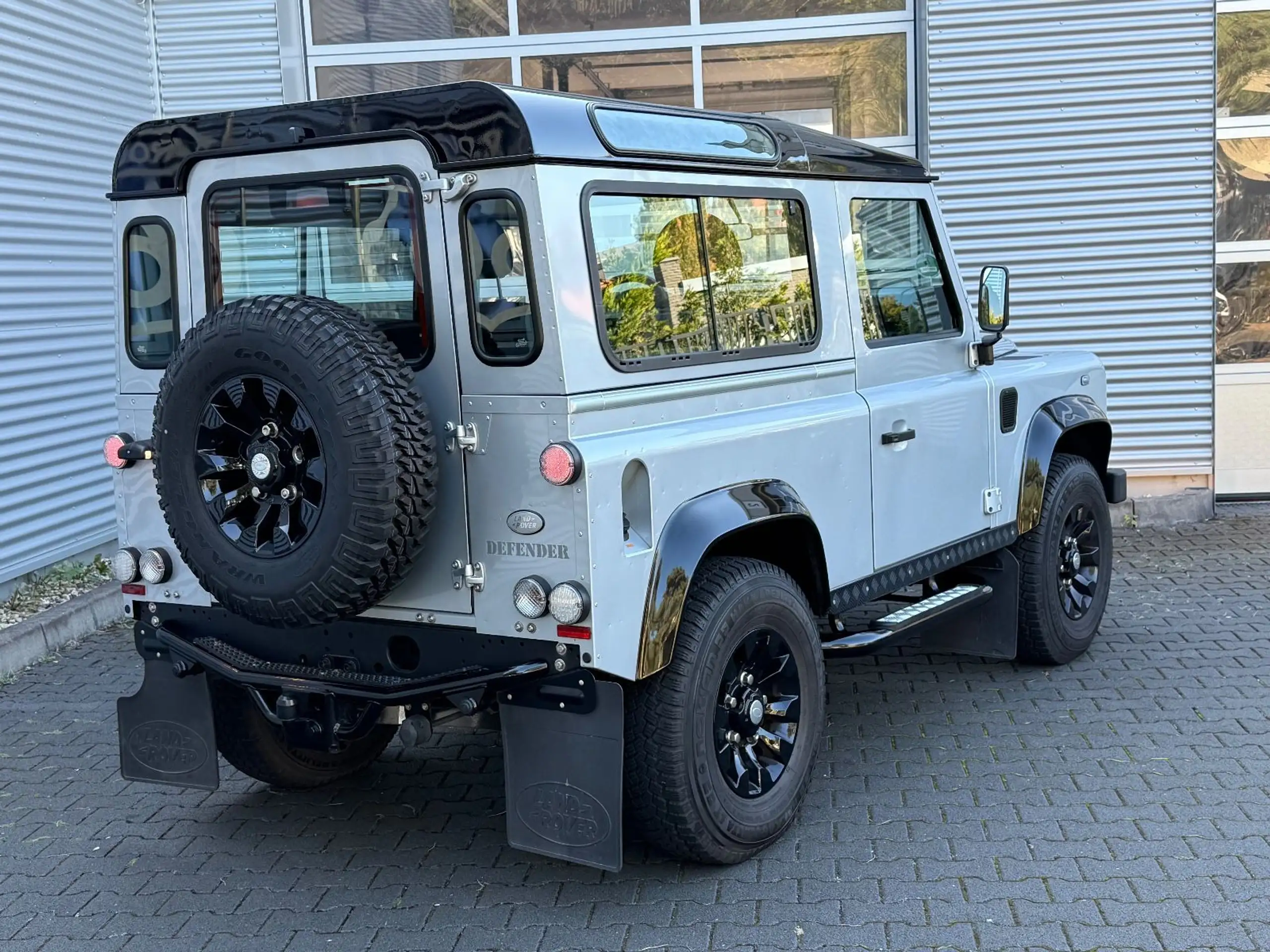 Land Rover - Defender