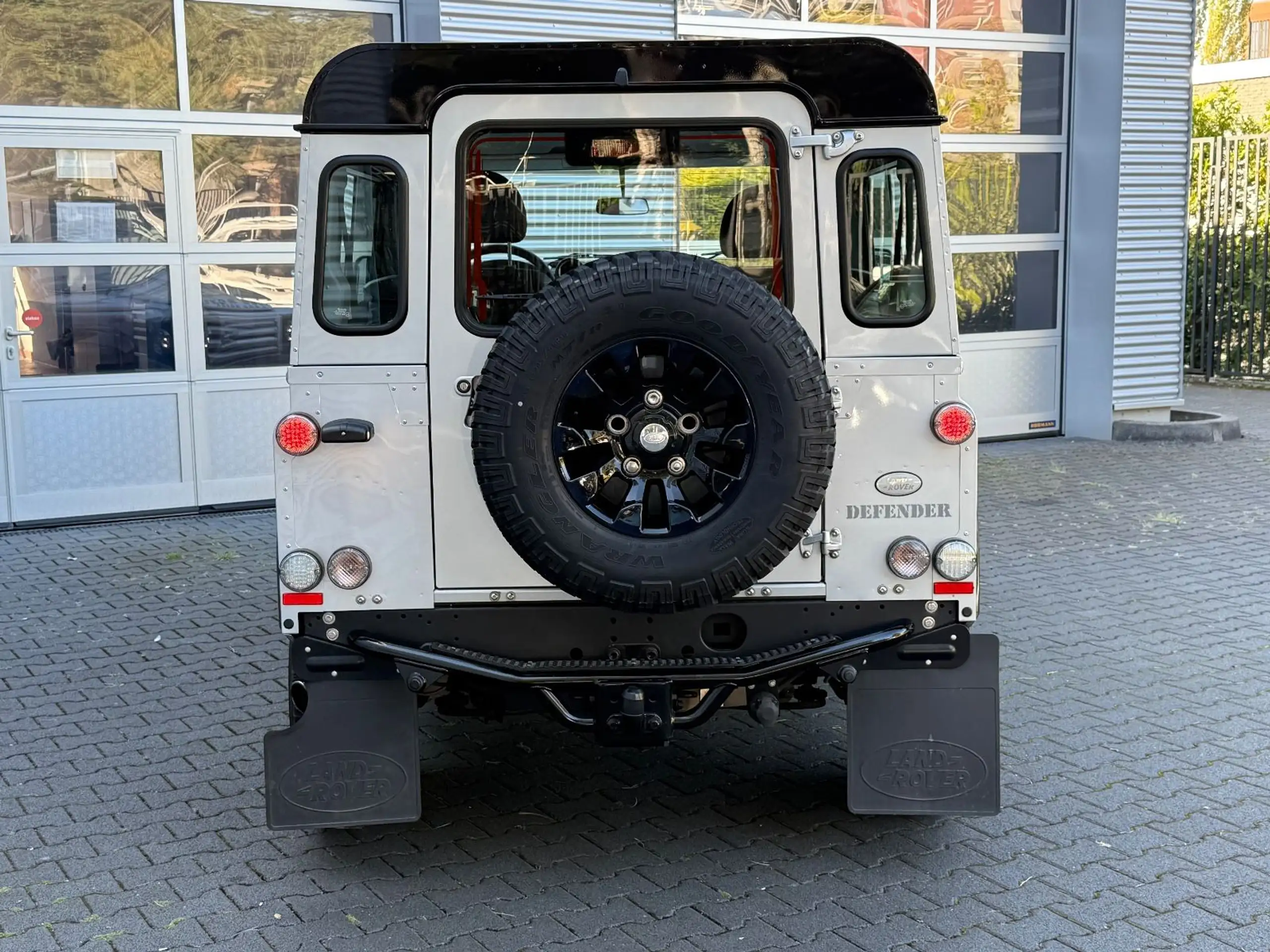 Land Rover - Defender