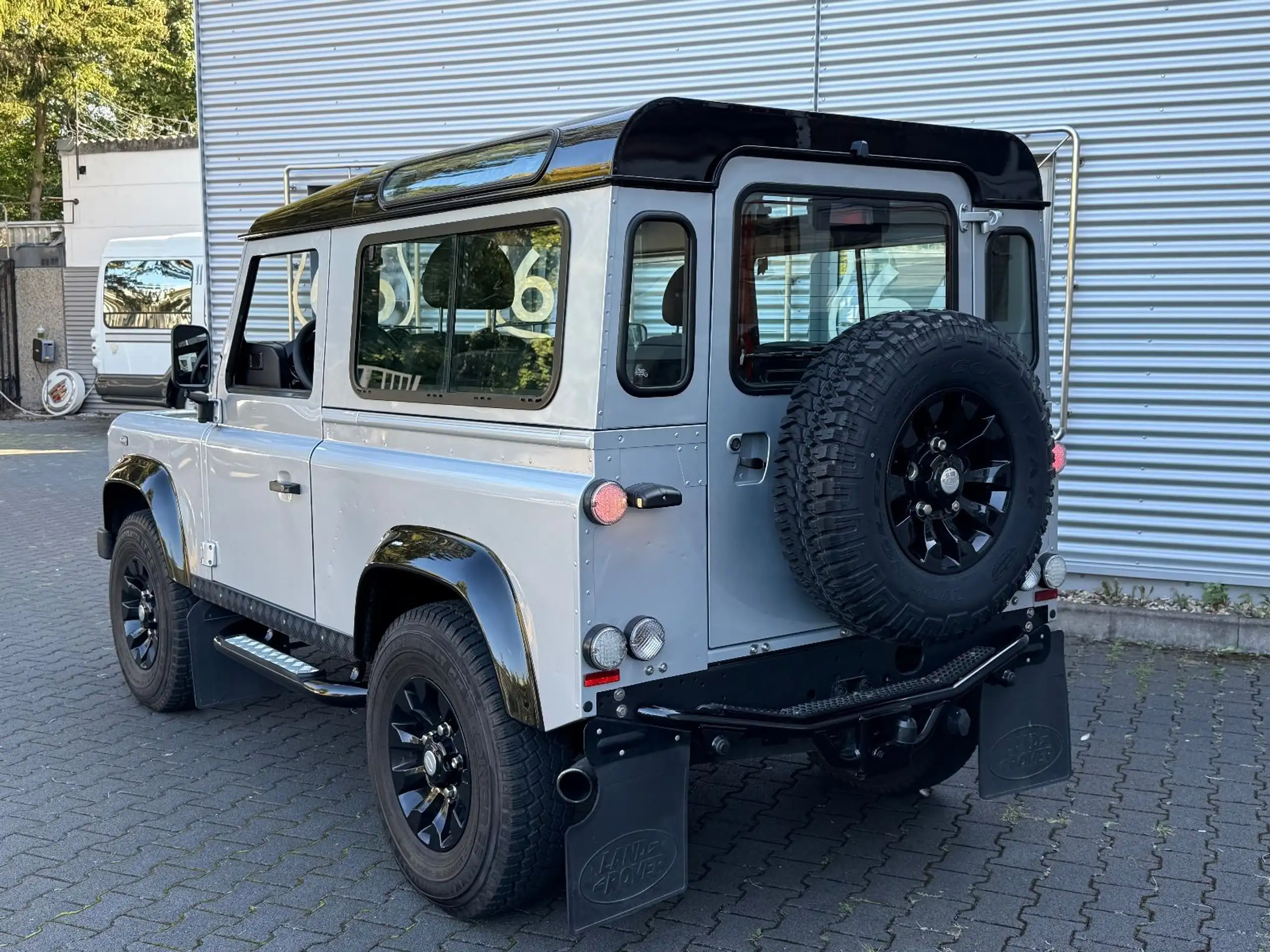 Land Rover - Defender