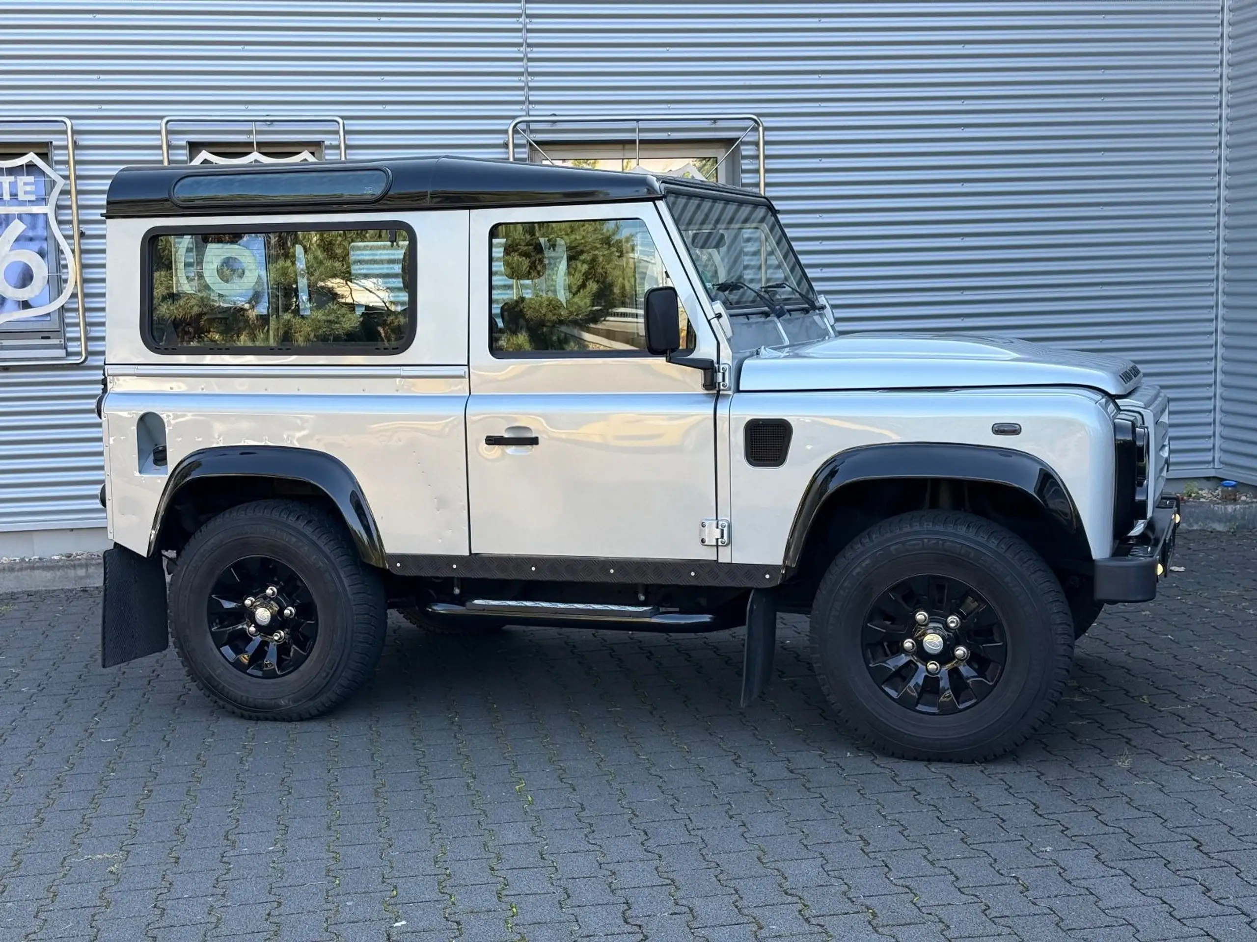 Land Rover - Defender