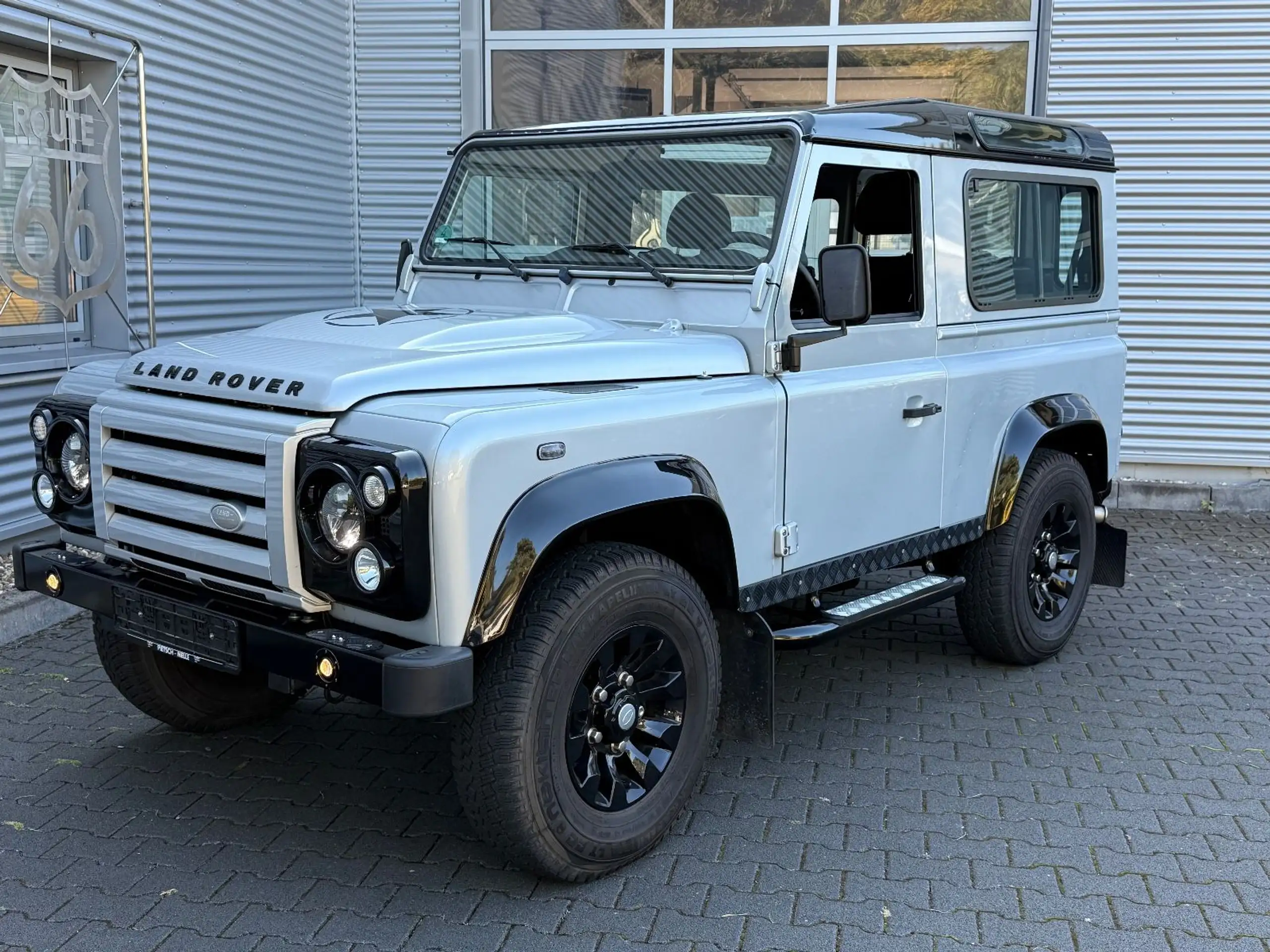 Land Rover - Defender