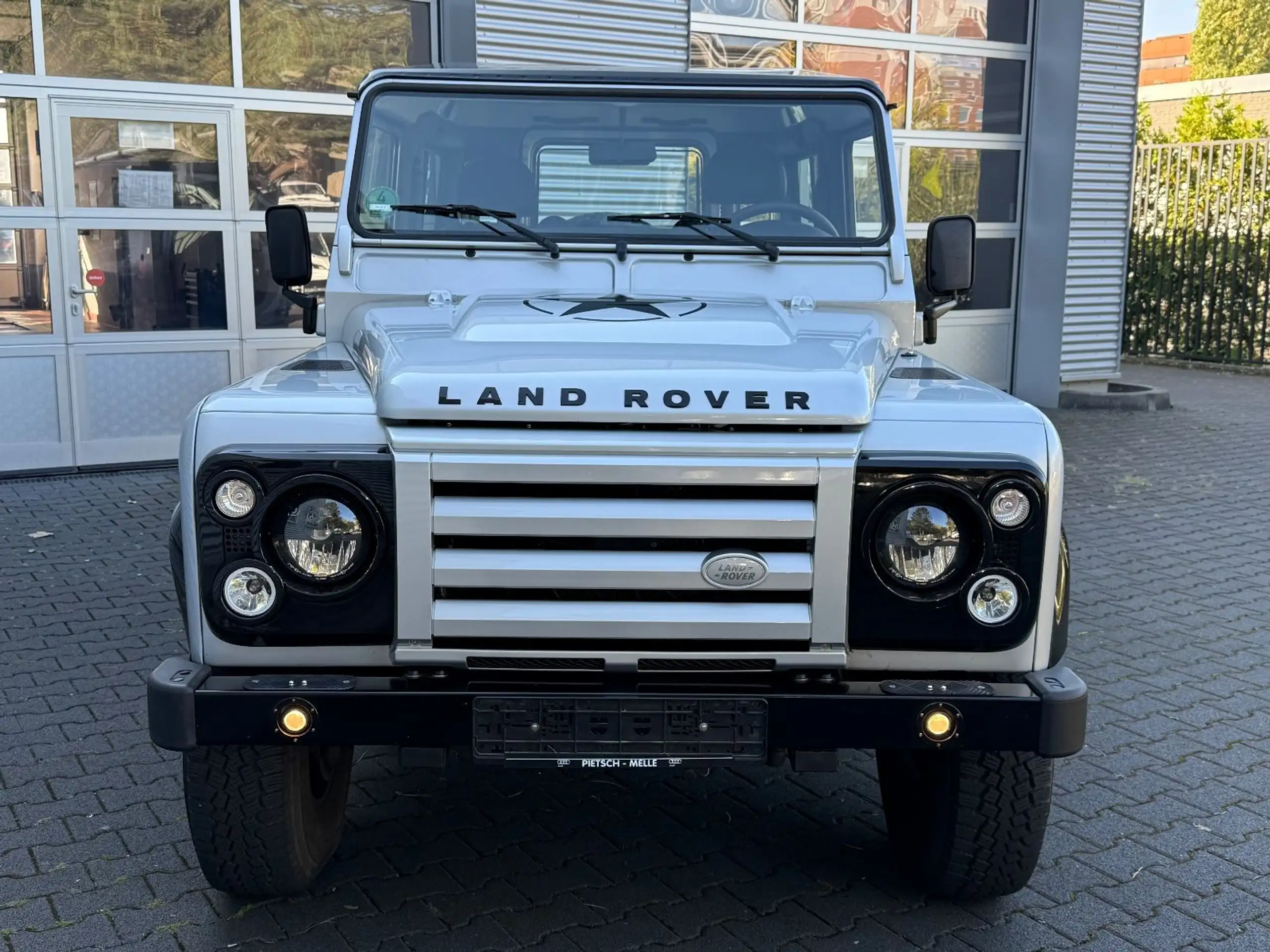 Land Rover - Defender