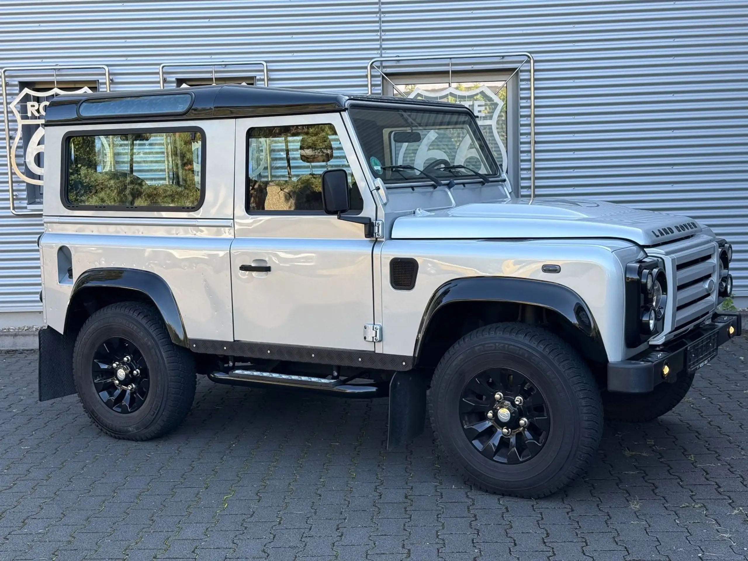 Land Rover Defender 2011