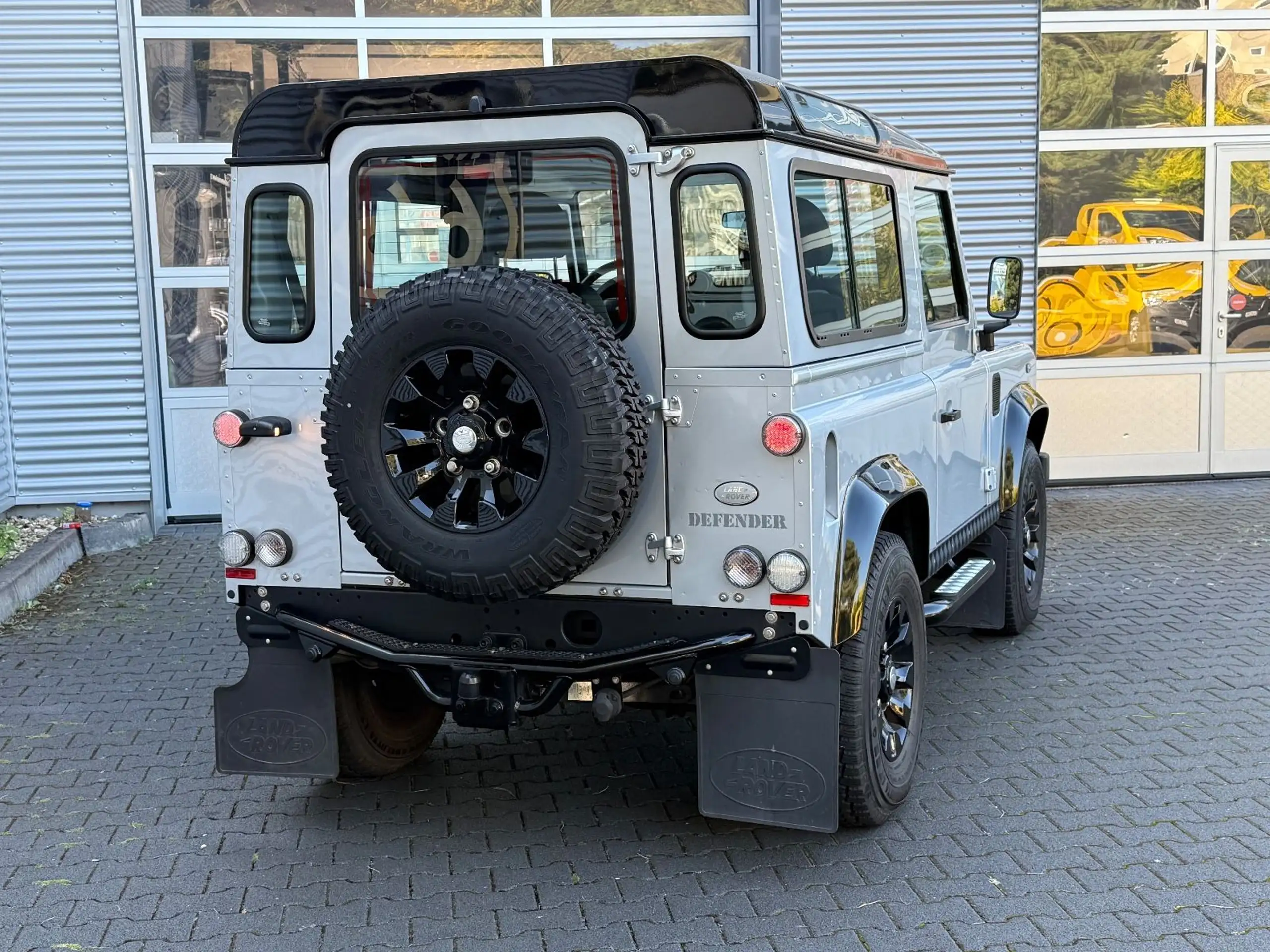 Land Rover - Defender